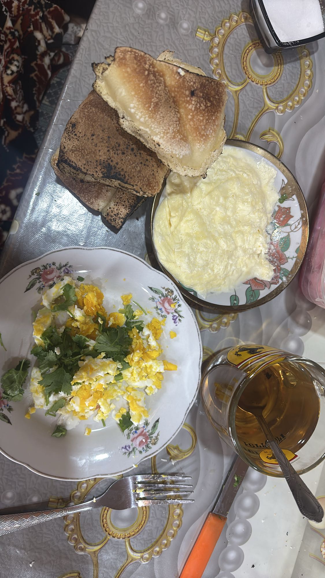 Яичница с хлебом и чаем