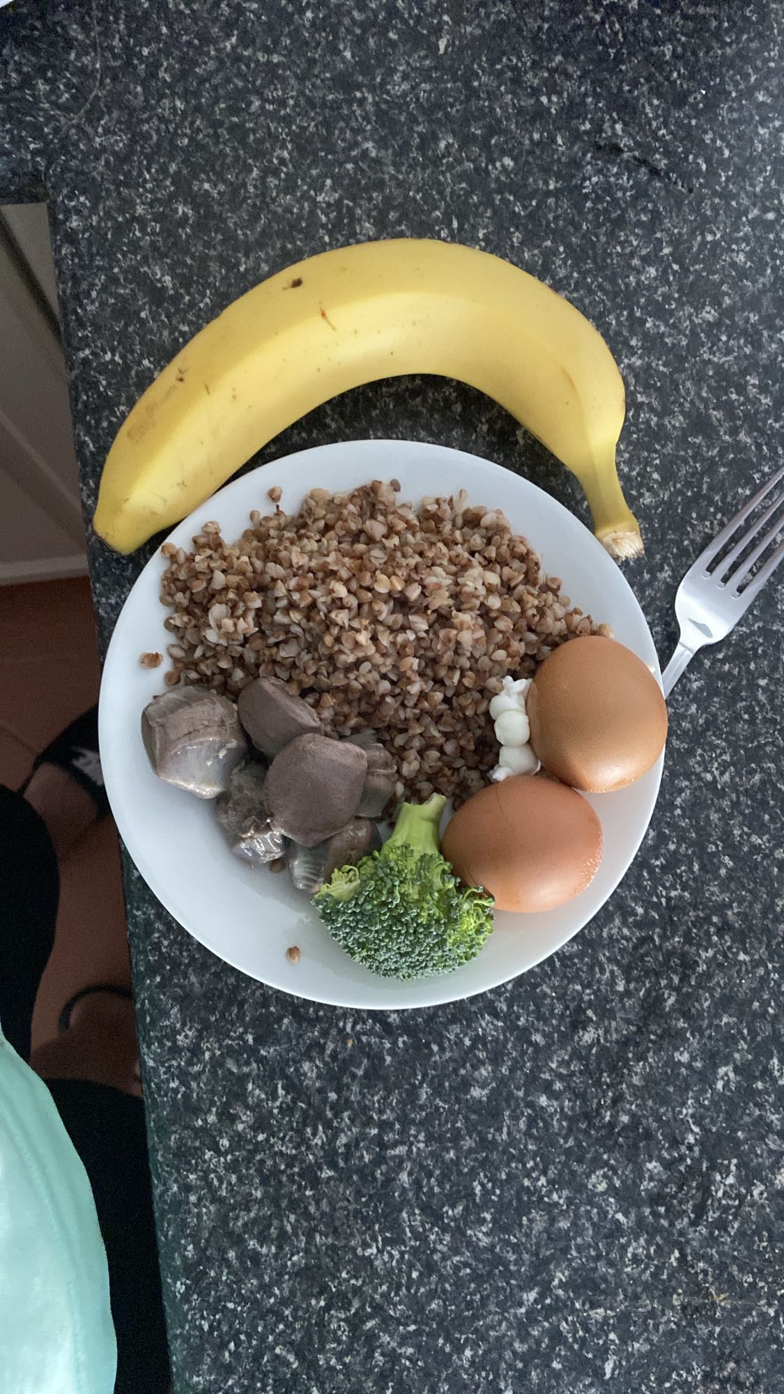 Гречка з яйцями та бананом