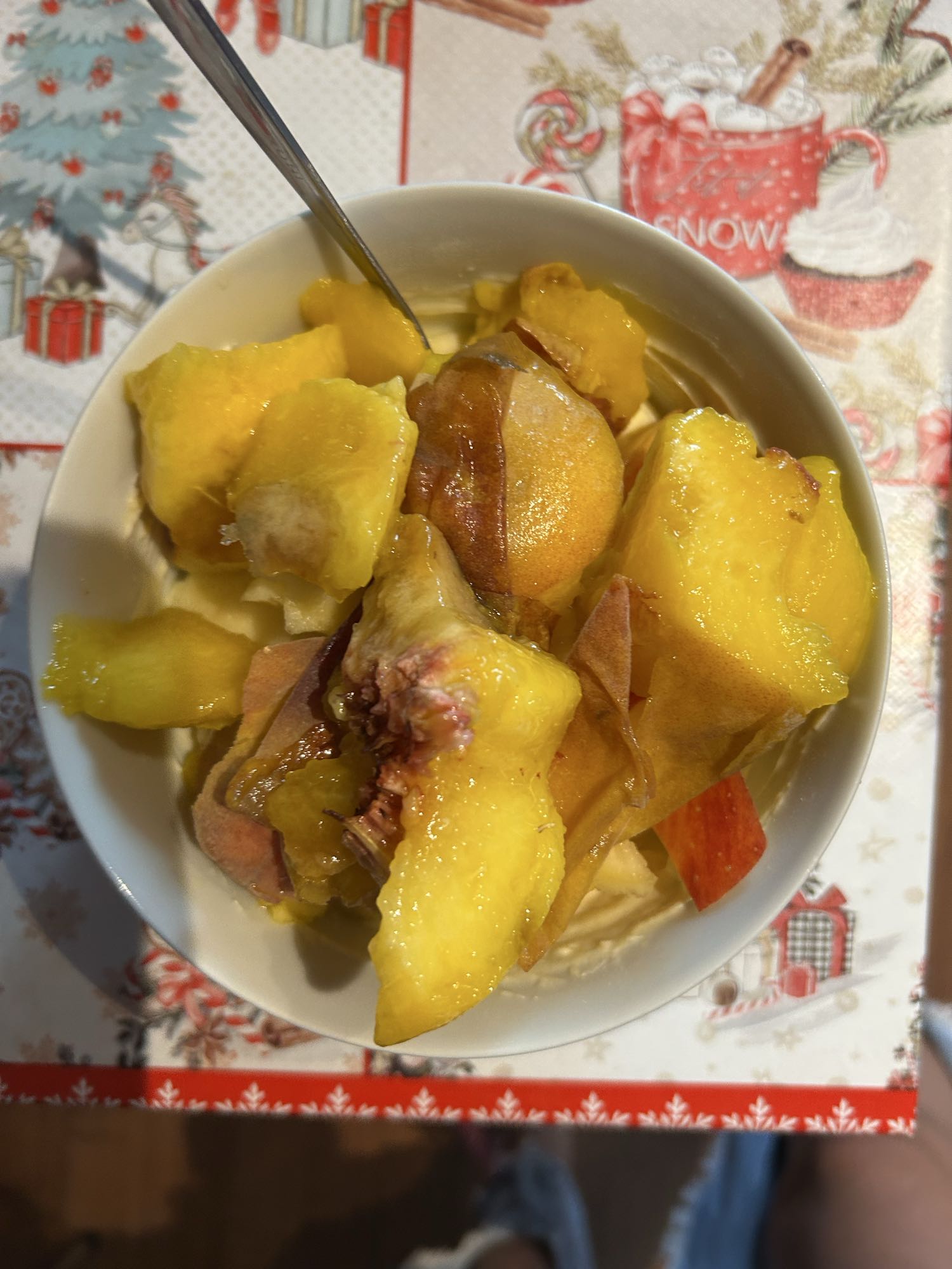 Iaurt cu pudră proteică, măr și piersică