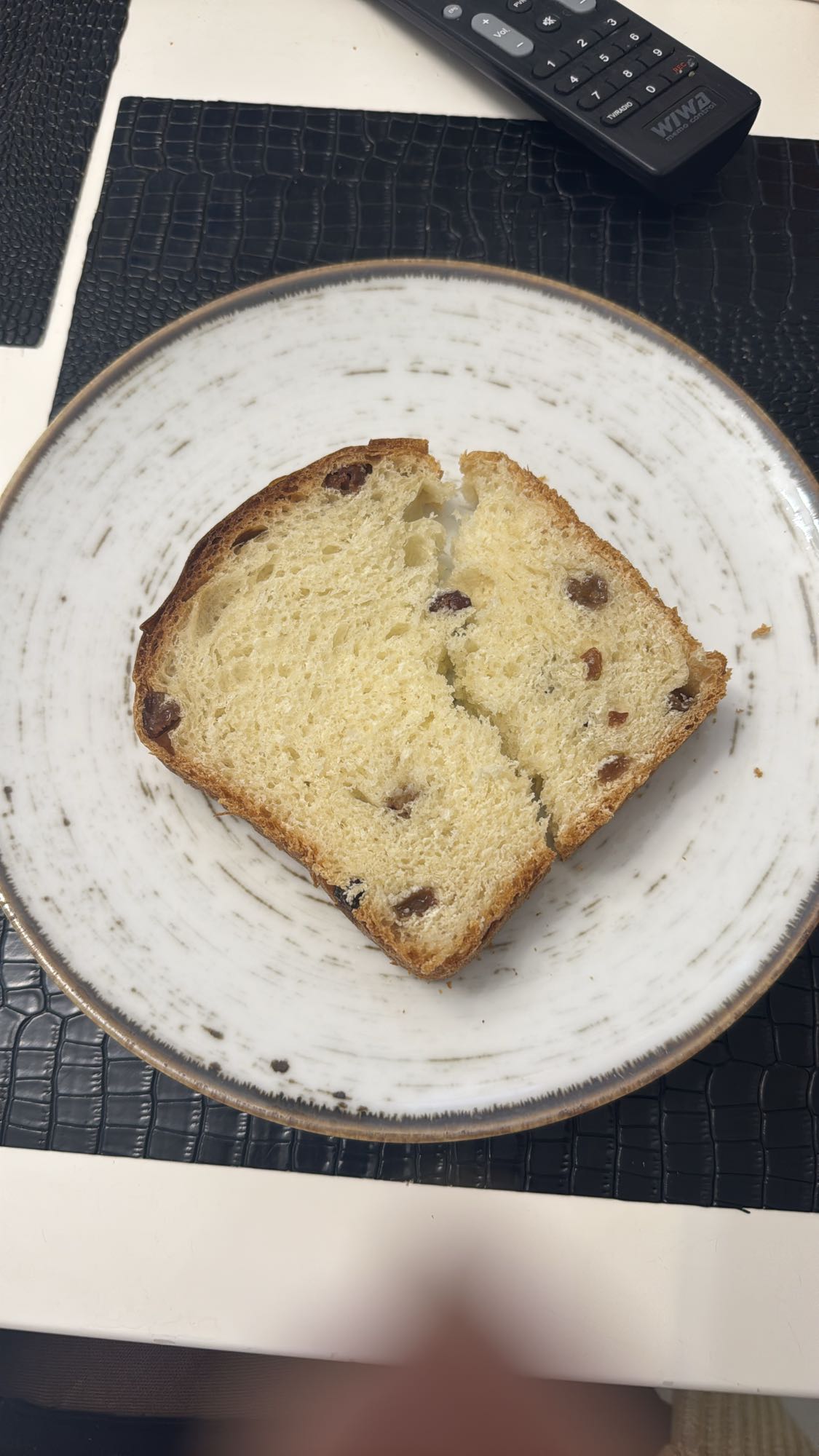 kromka ciasta z rodzynkami