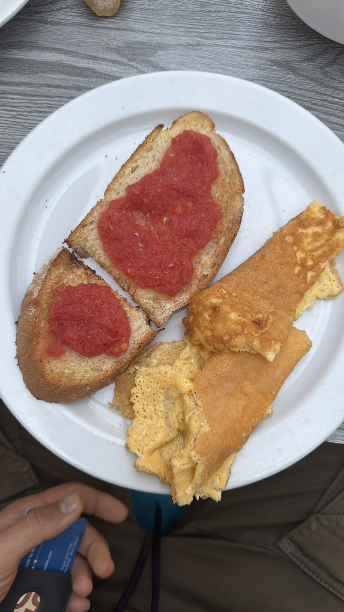 Tostadas con tomate y huevo
