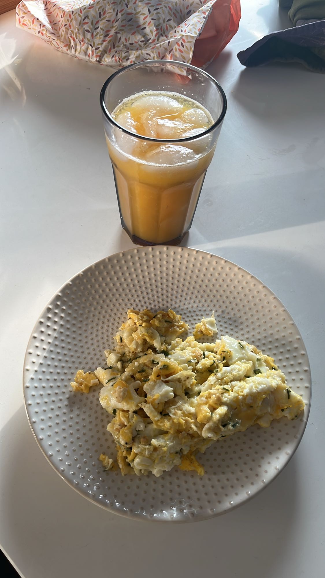 Oeufs brouillés et jus d'orange