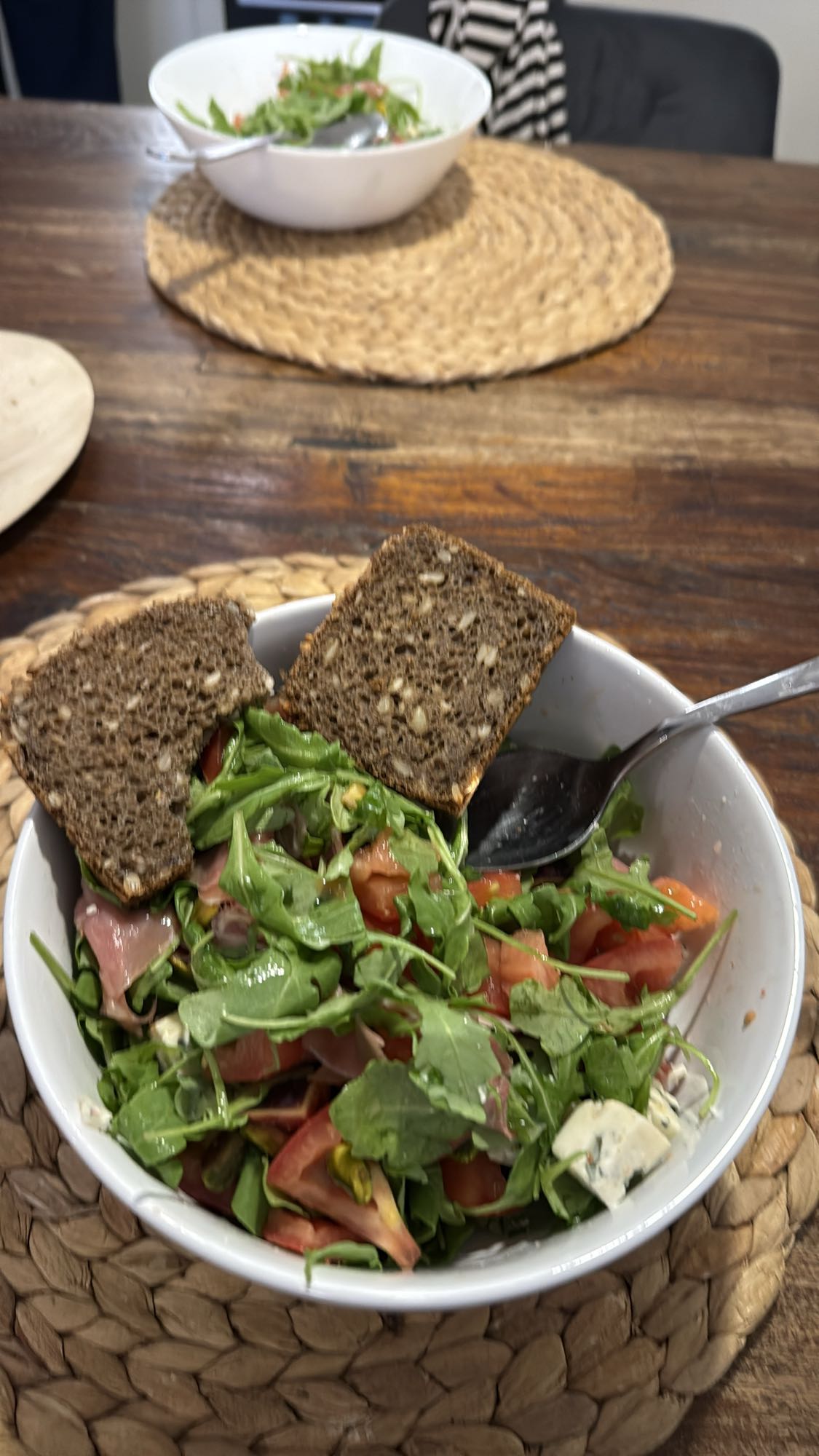 sałatka z rukolą i chlebem