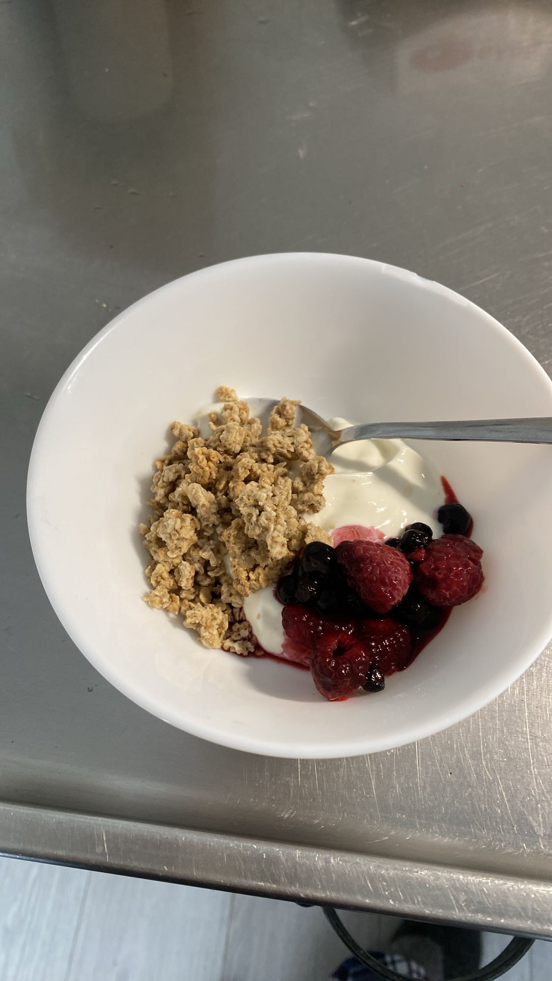 Yoghurt med granola, hallon och blåbär