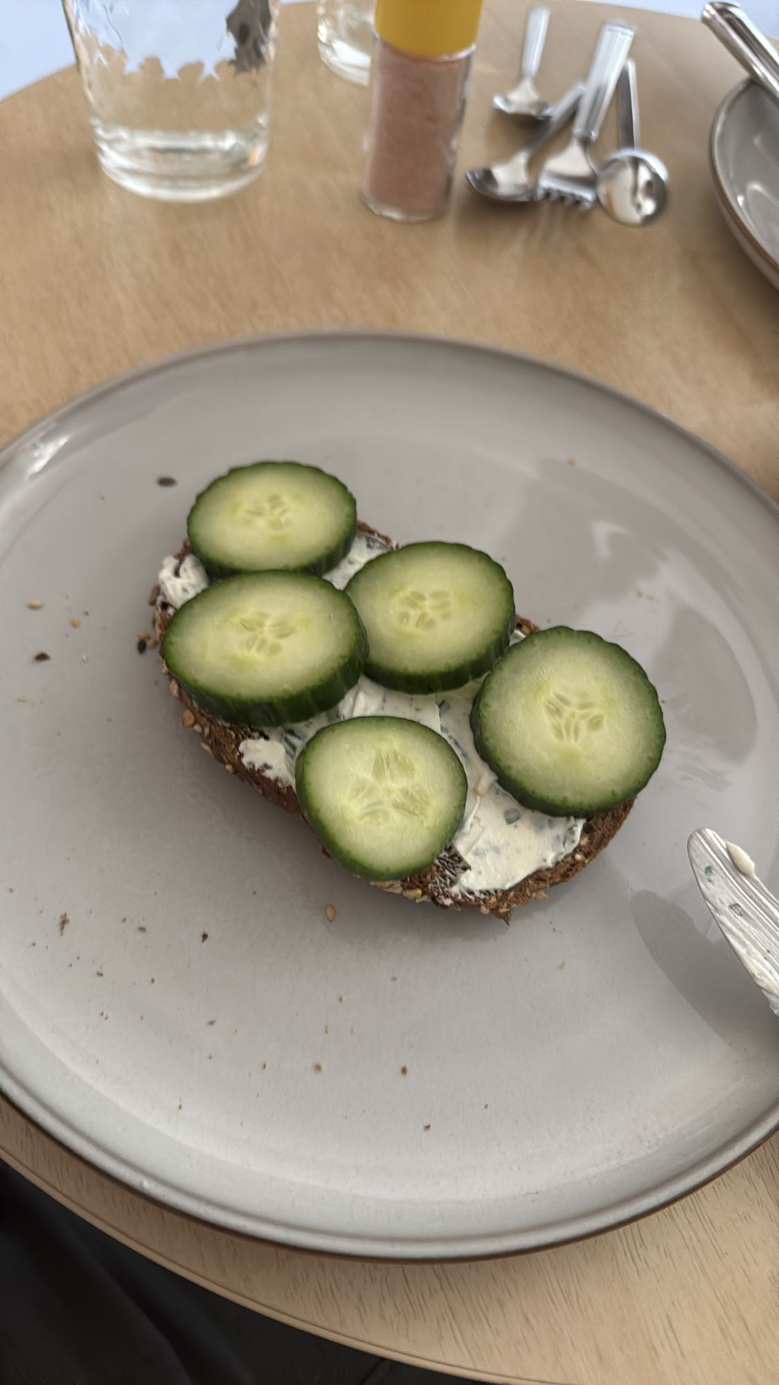 Kraftkornbrot mit Frühlingsquark und Gurke