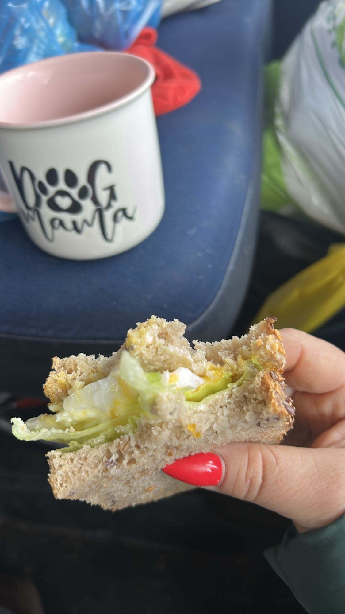 kanapka z jajkiem i sałatą