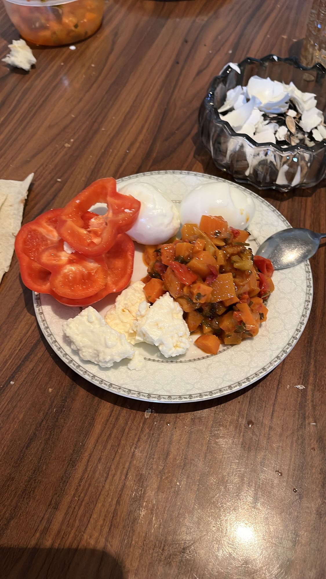 Завтрак с яйцами и овощами