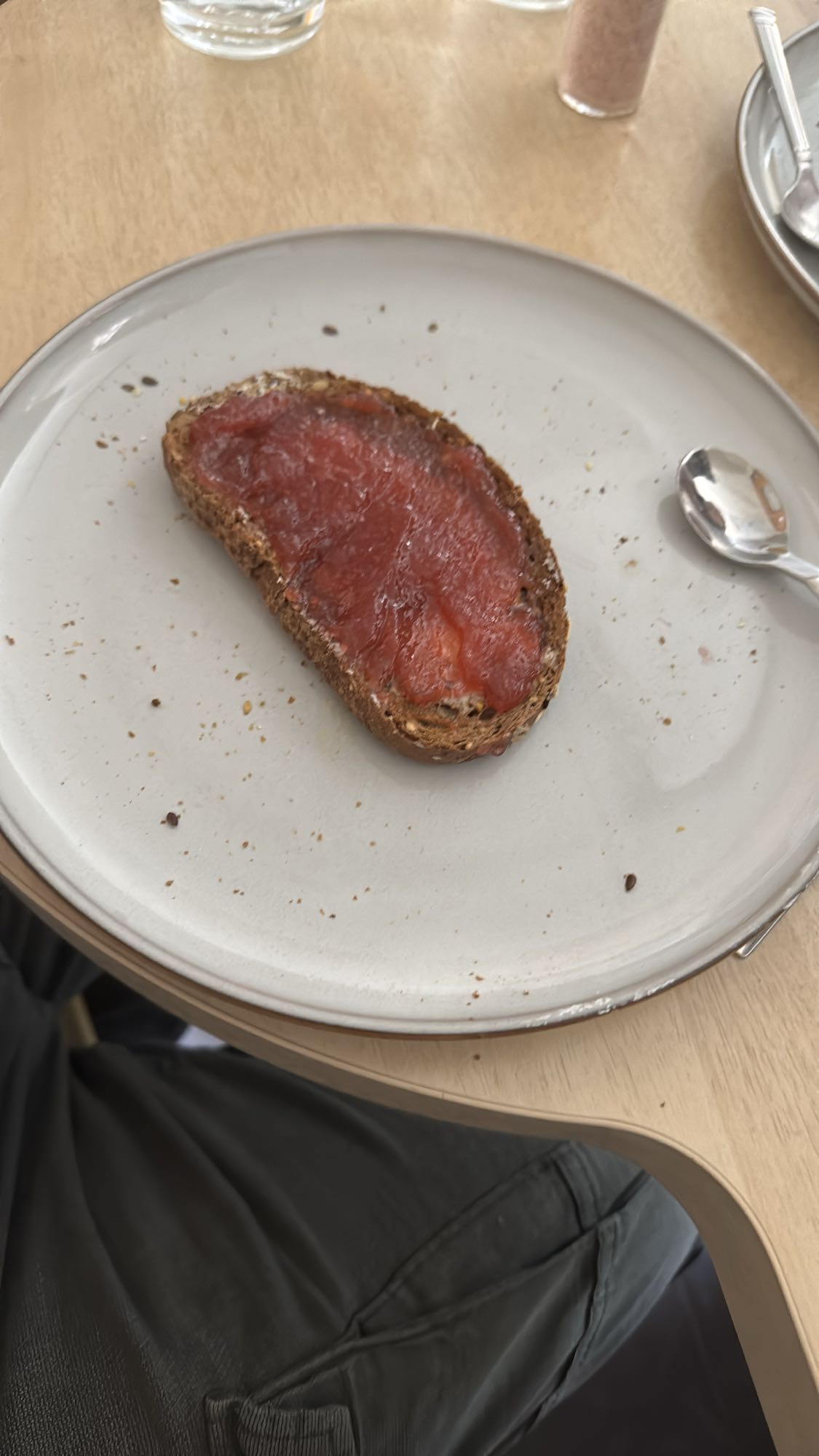 1 Scheibe Kraftkornbrot mit Butter und Marmelade