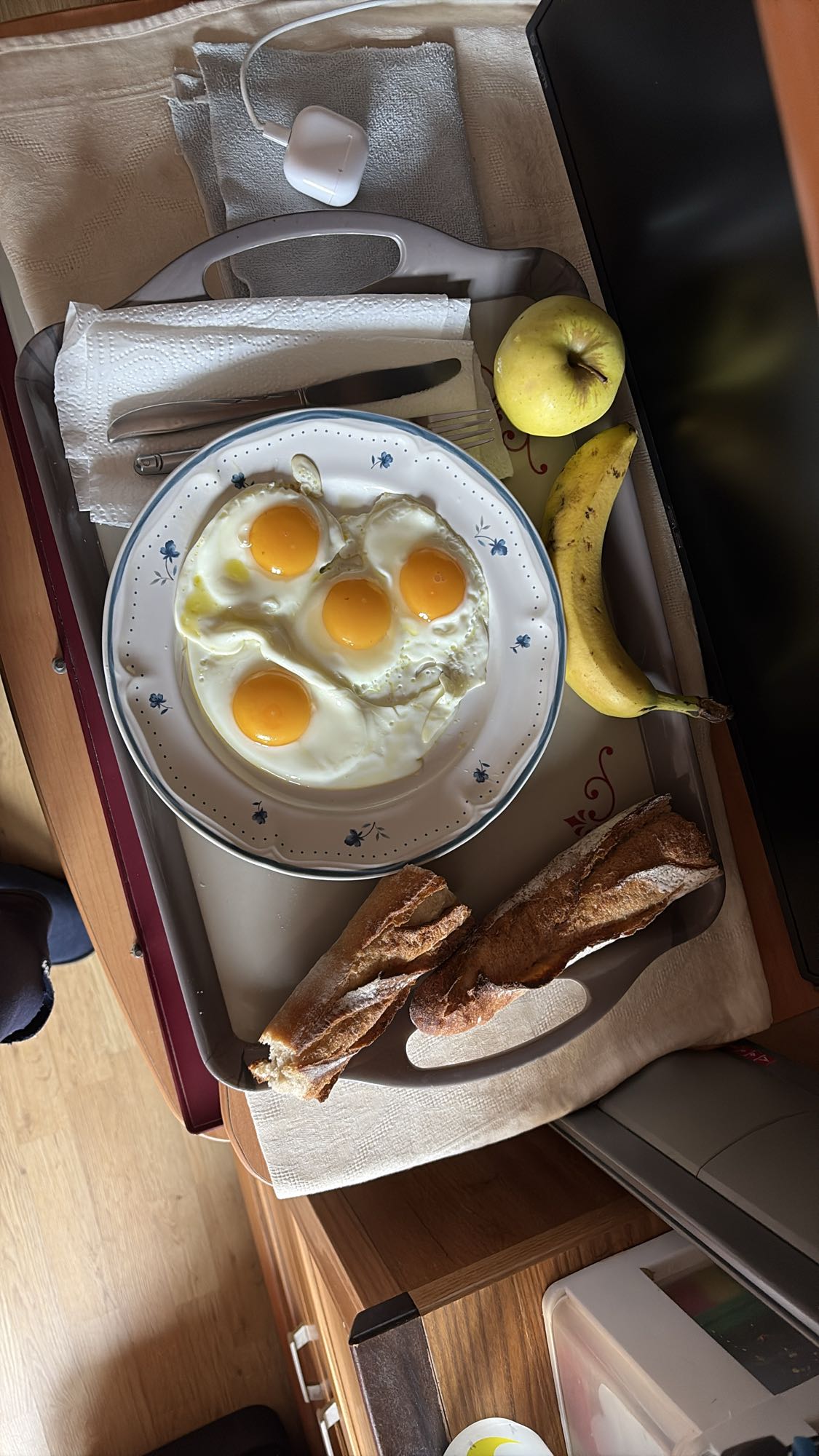 Petit-déjeuner œufs et fruits