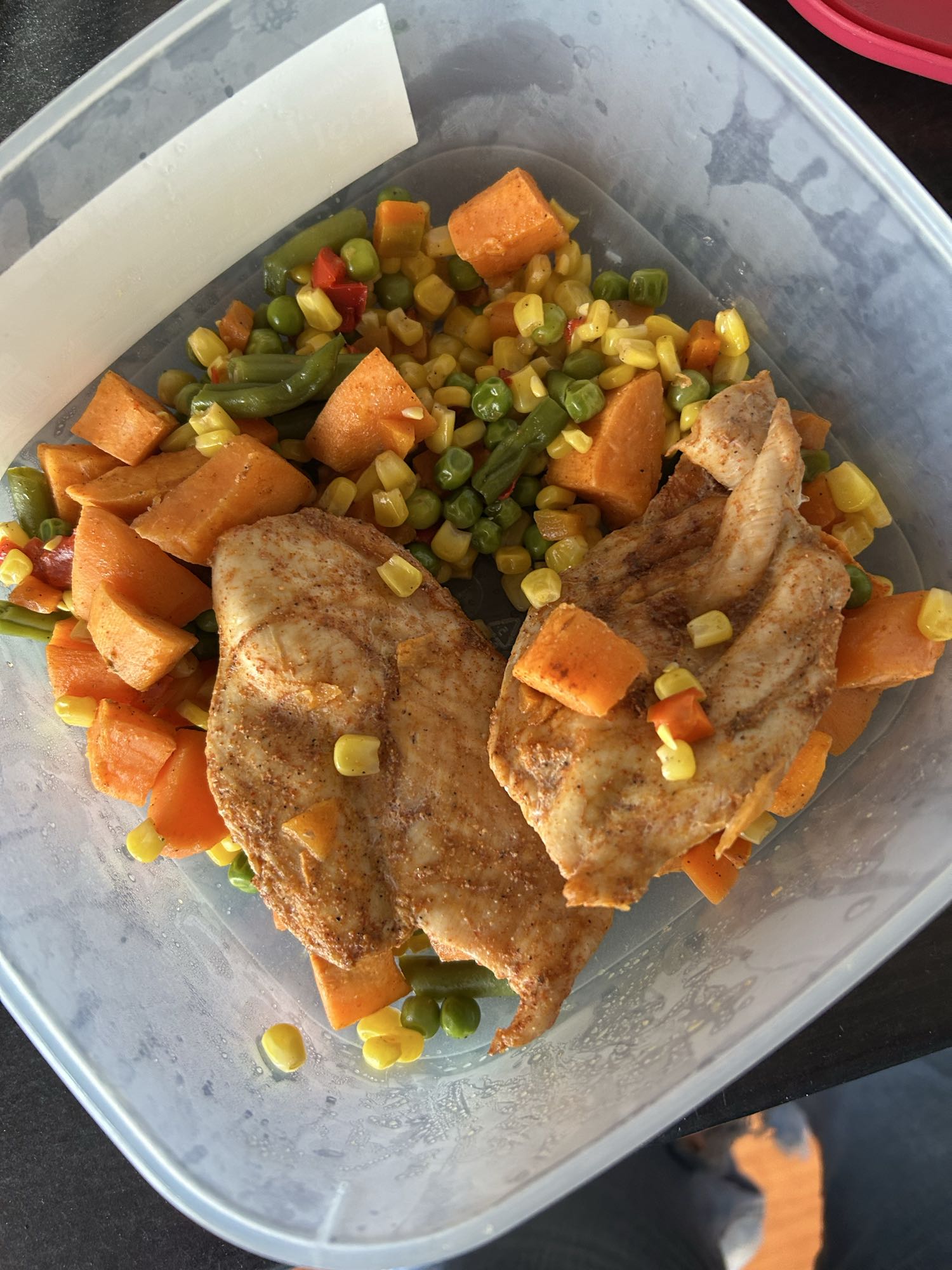 Piept de pui la cuptor cu cartof dulce și legume trase la tigaie