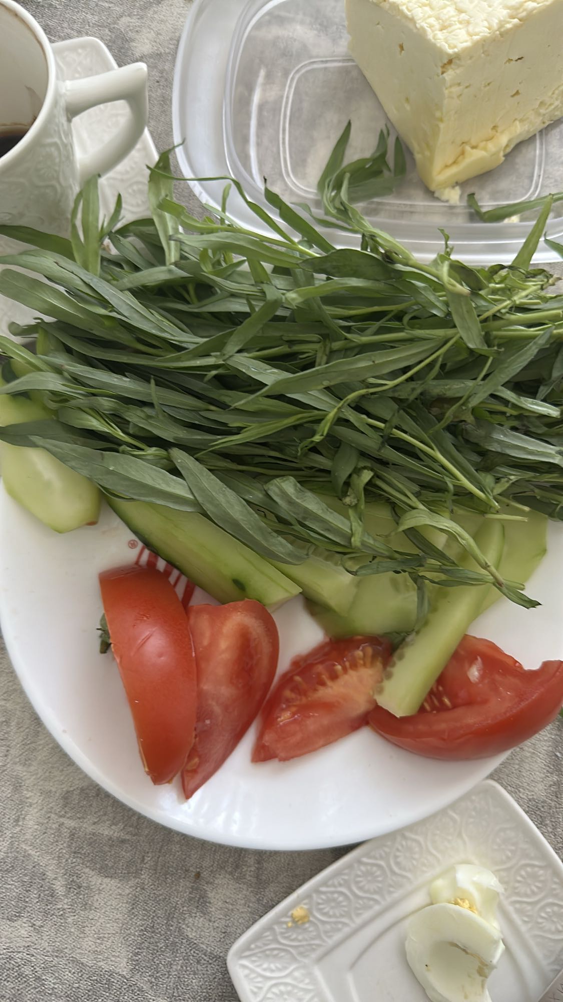 Завтрак с овощами и сыром