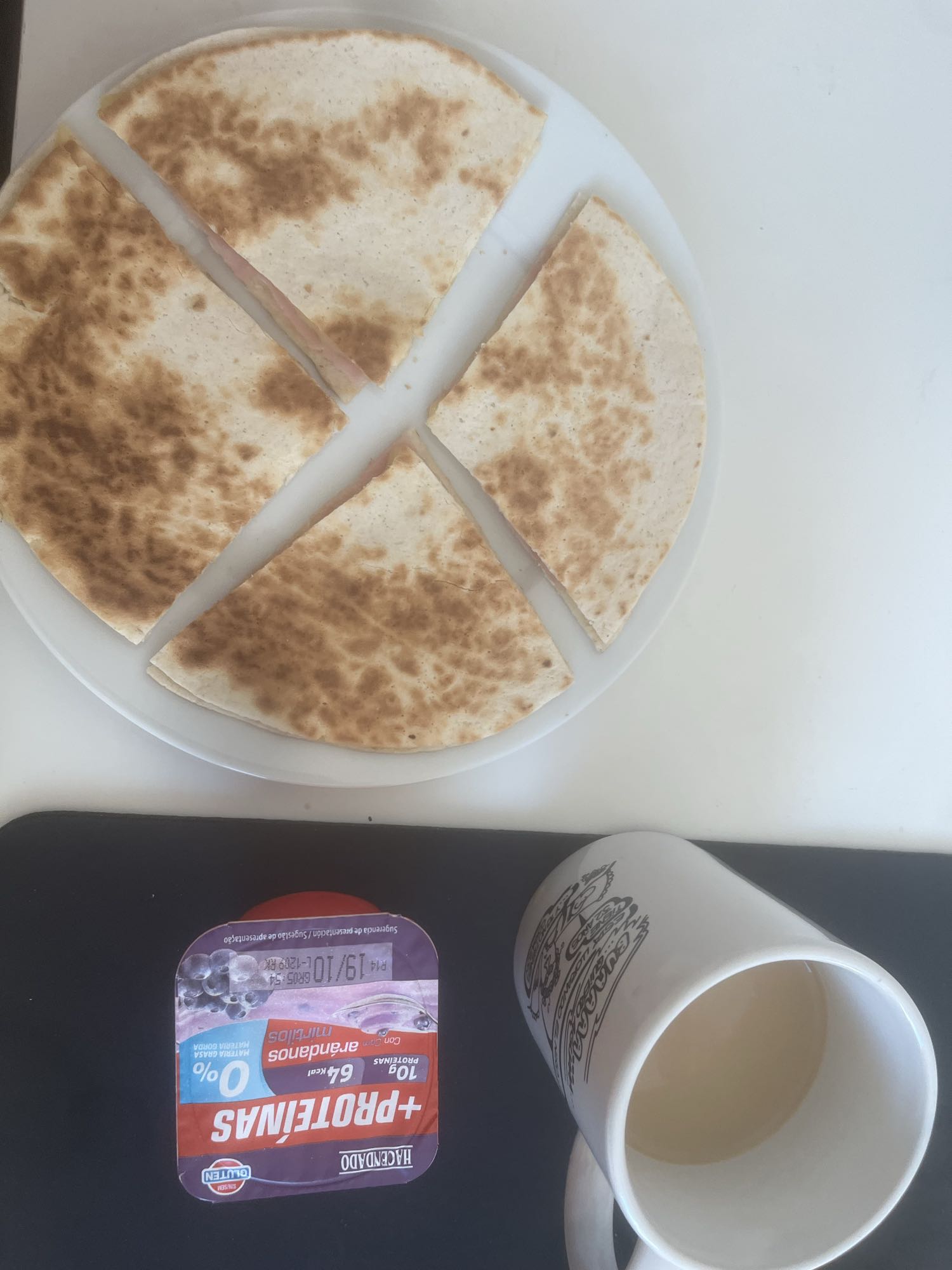 Quesadilla y yogur