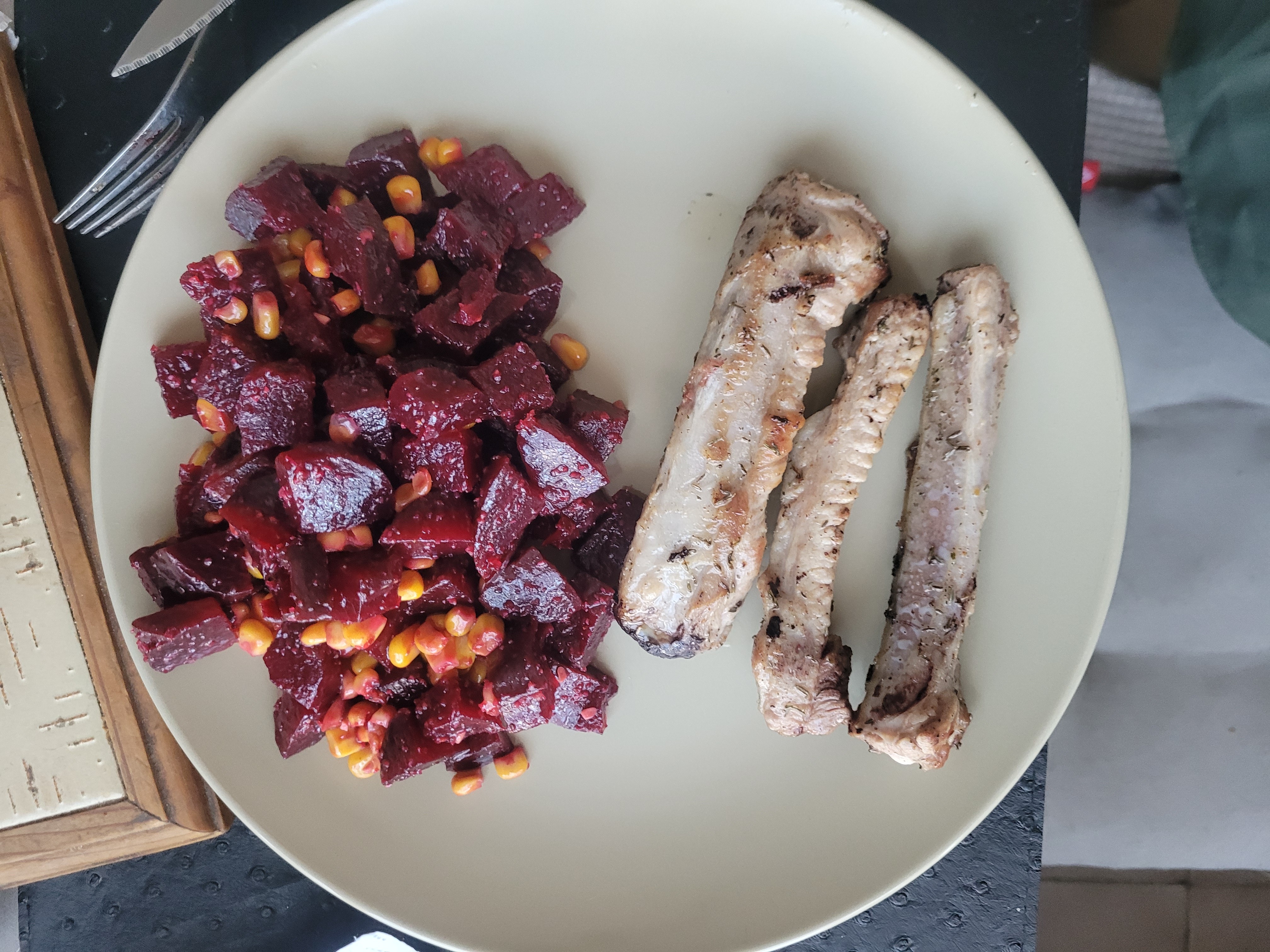 Côtes de porc et salade betterave