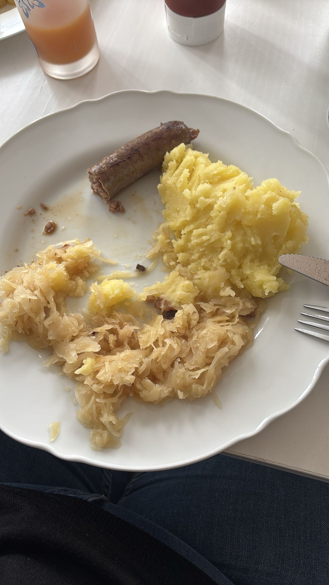 Wurst mit Sauerkraut und Kartoffeln