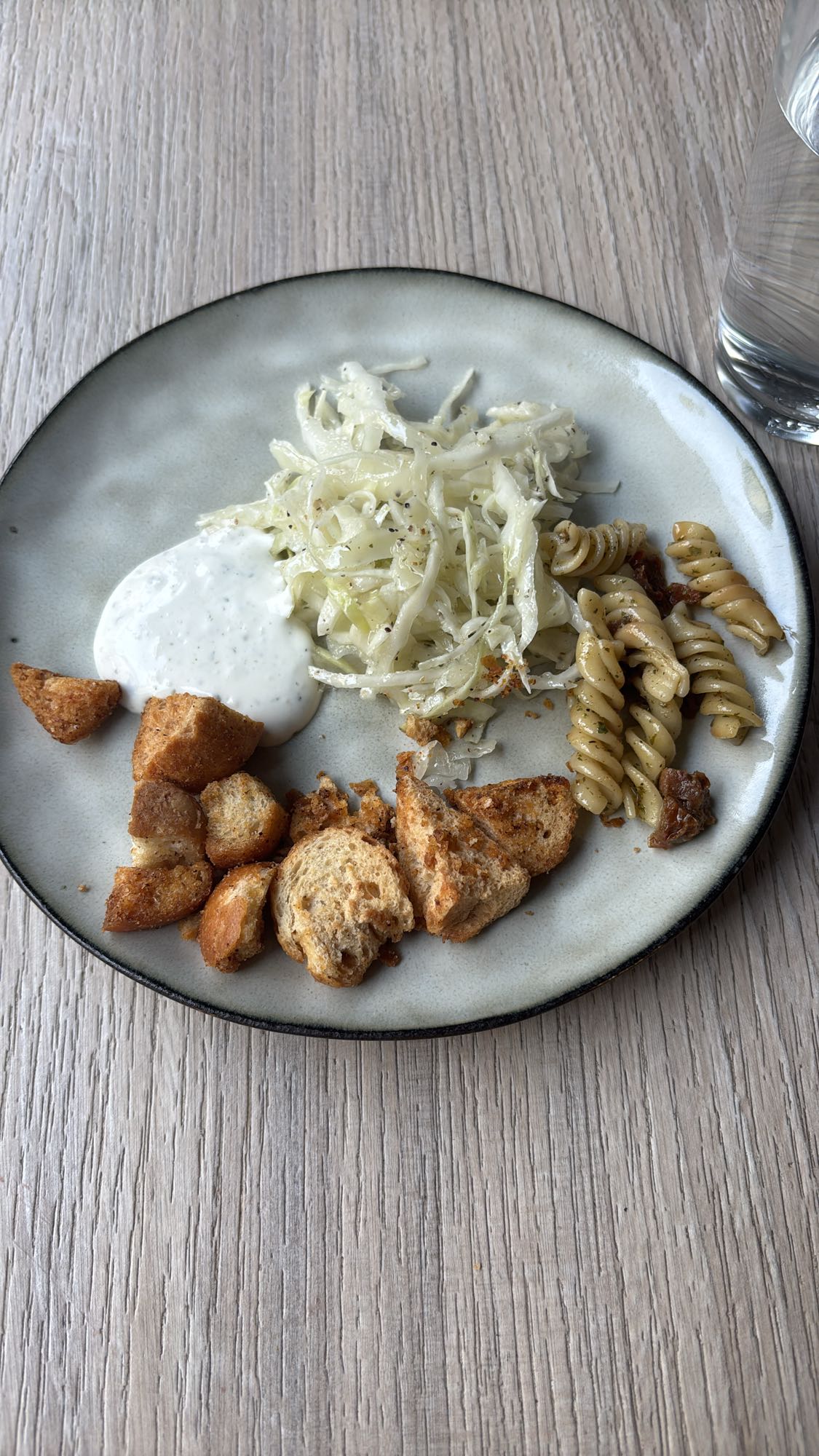 Pasta, kålsallad & krutonger