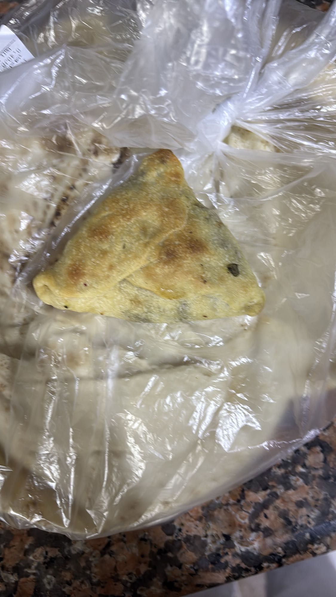 فطيرة سبانخ وخبز عربي