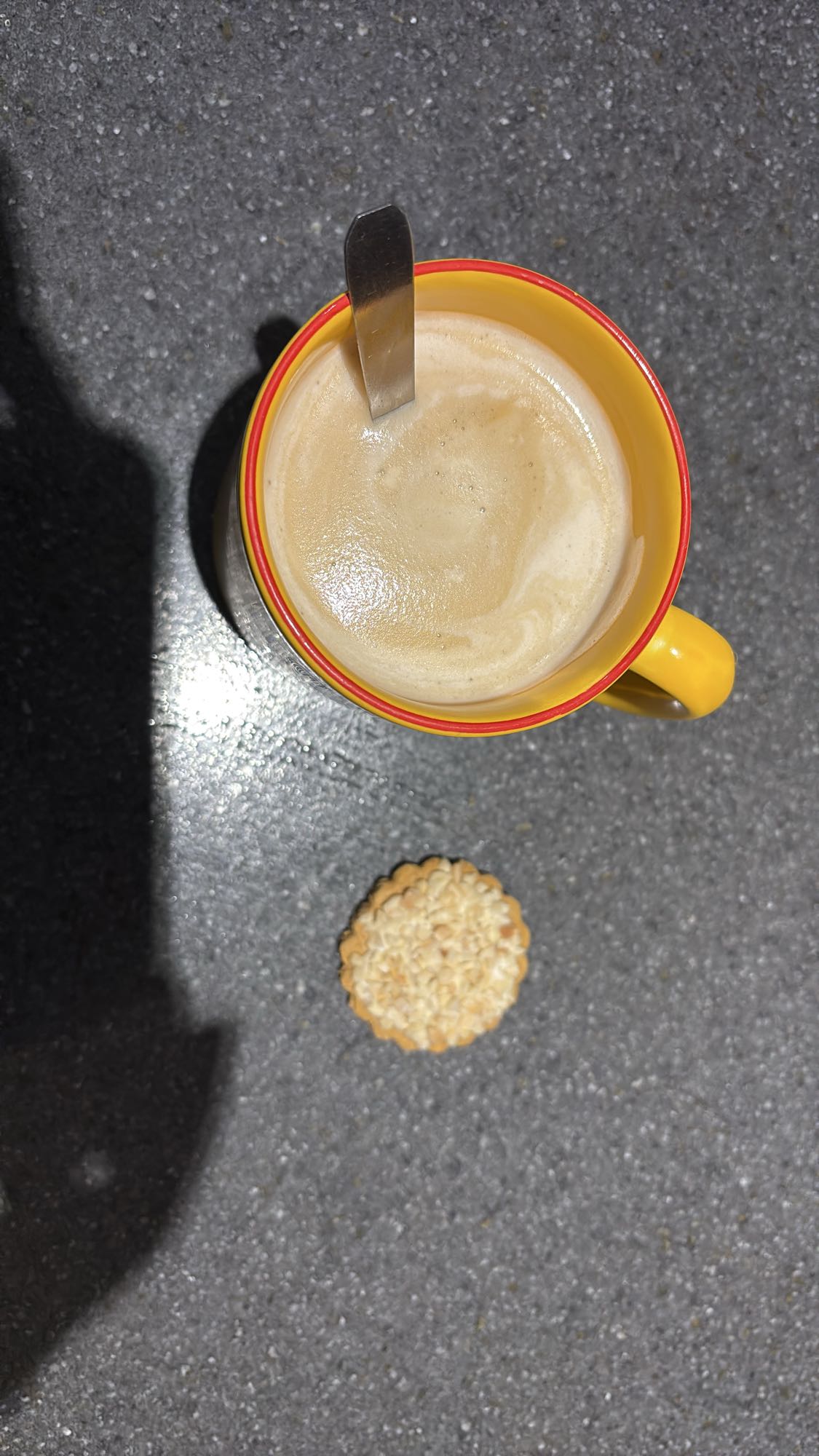 Café au lait d’amande et biscuit