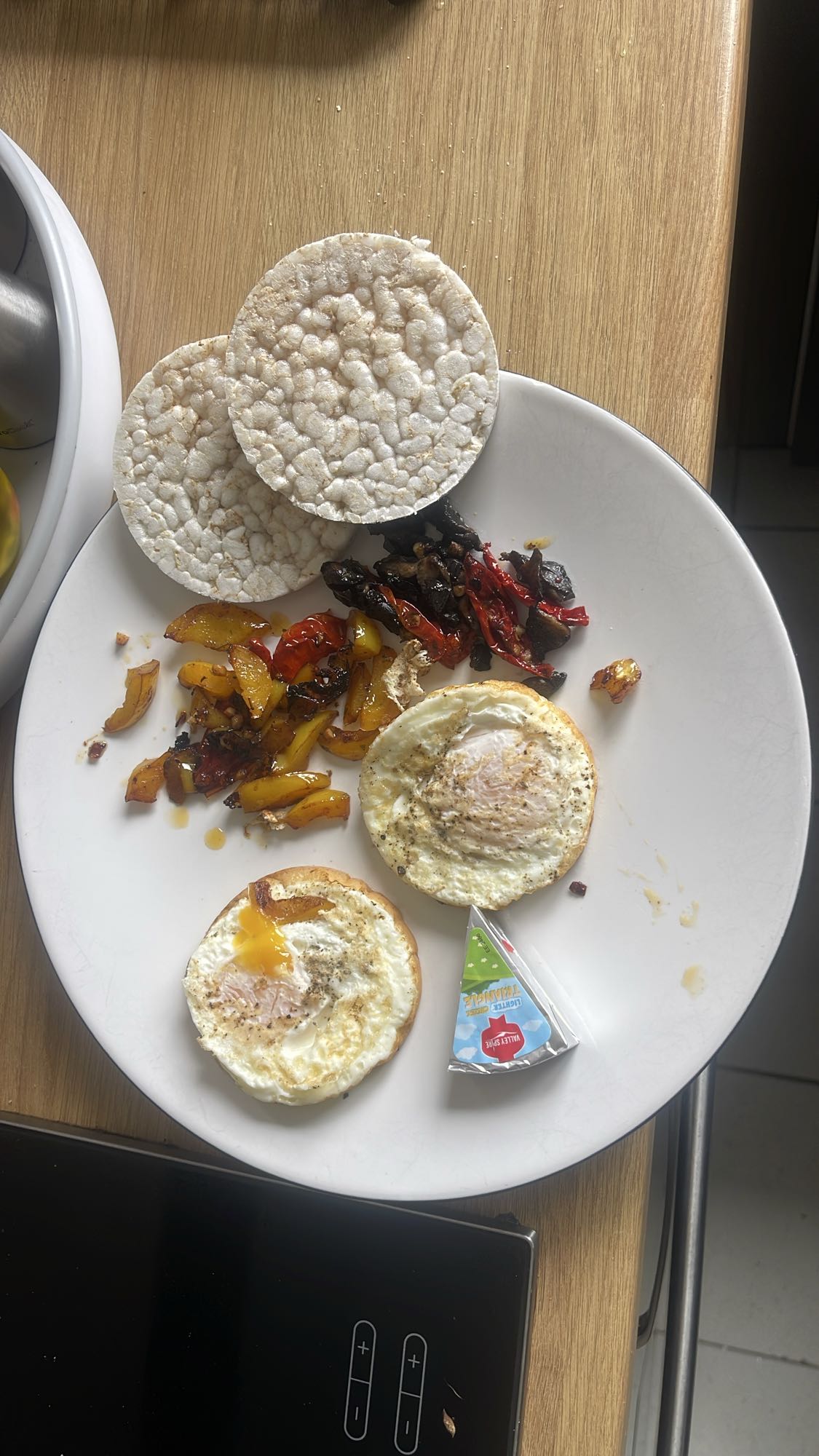 Eggs, rice cakes, veggies