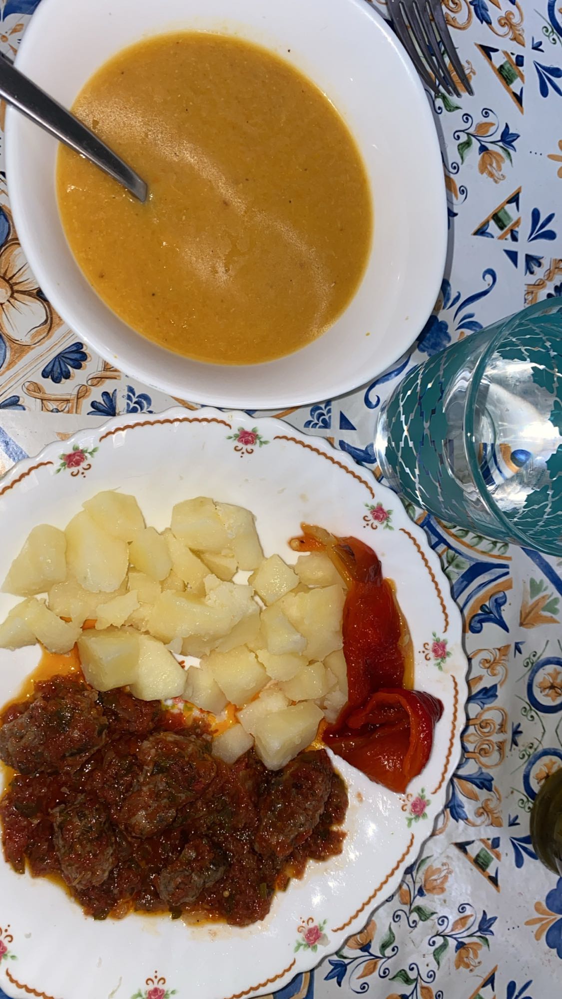 Soupe et boulettes avec pommes de terre