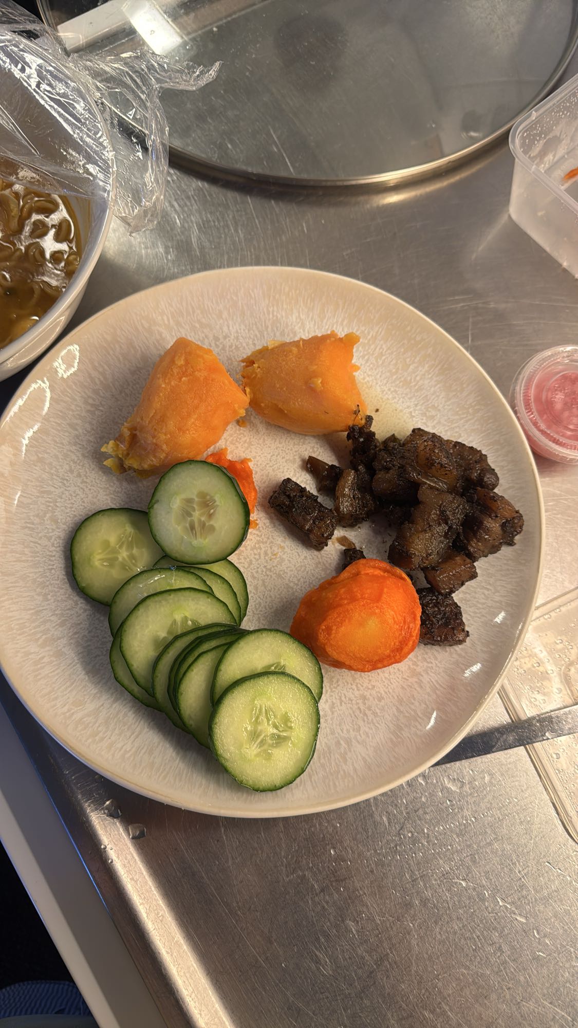 Sötpotatis, gurka, kött