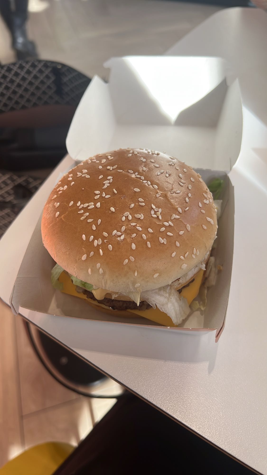 Ostburgare med sallad