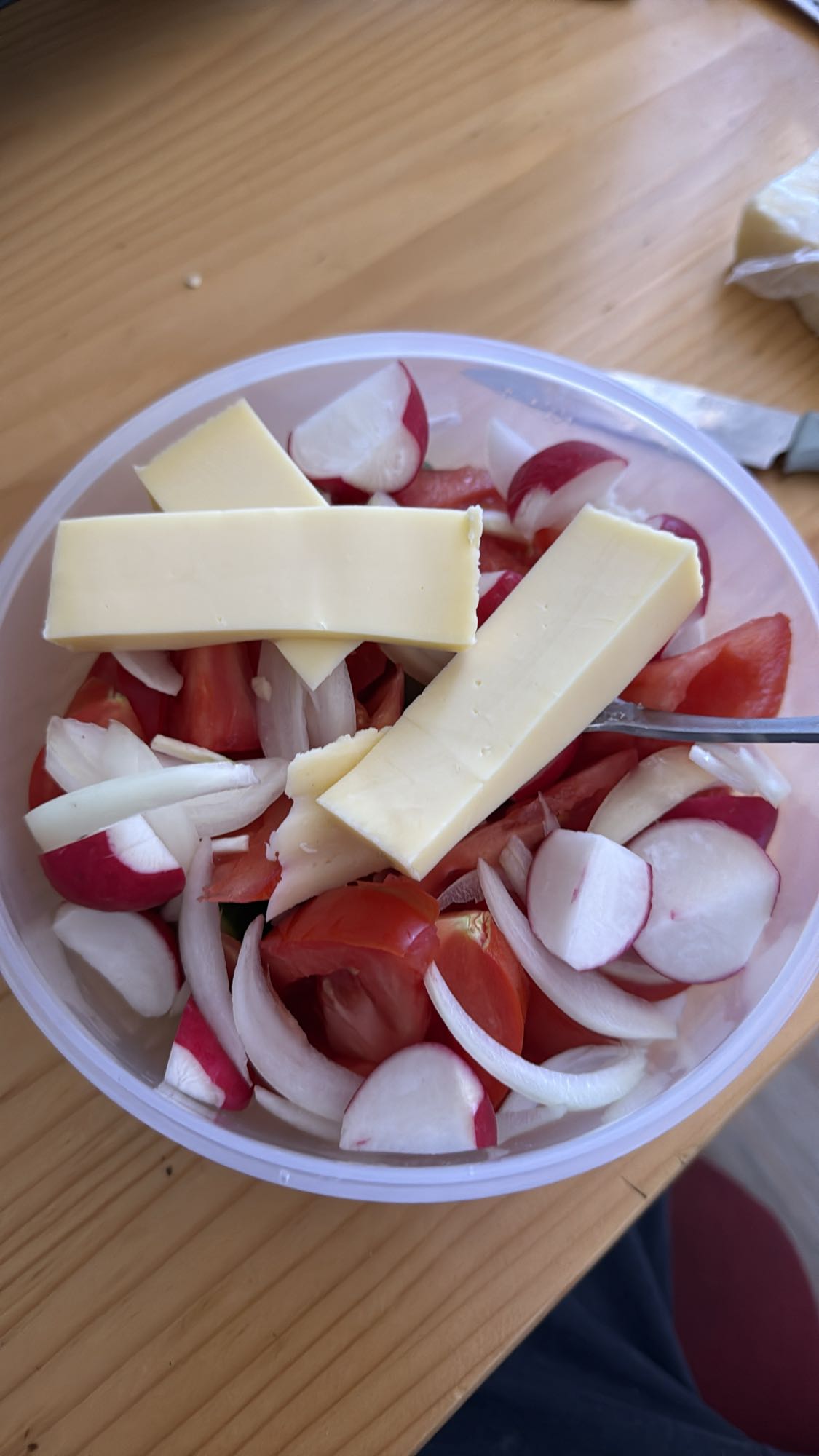 Salată cu cașcaval