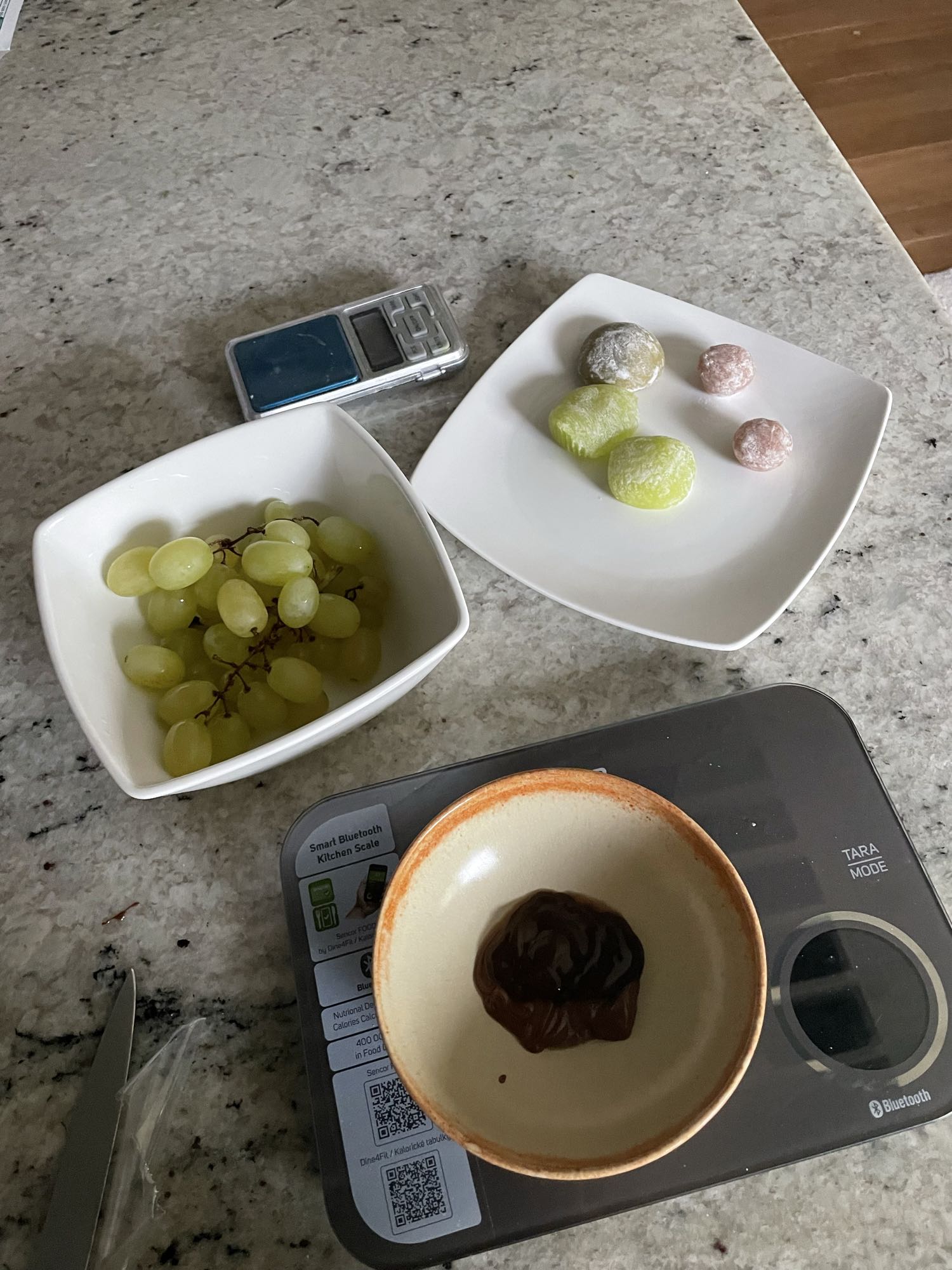 winogrona, mochi i czekolada