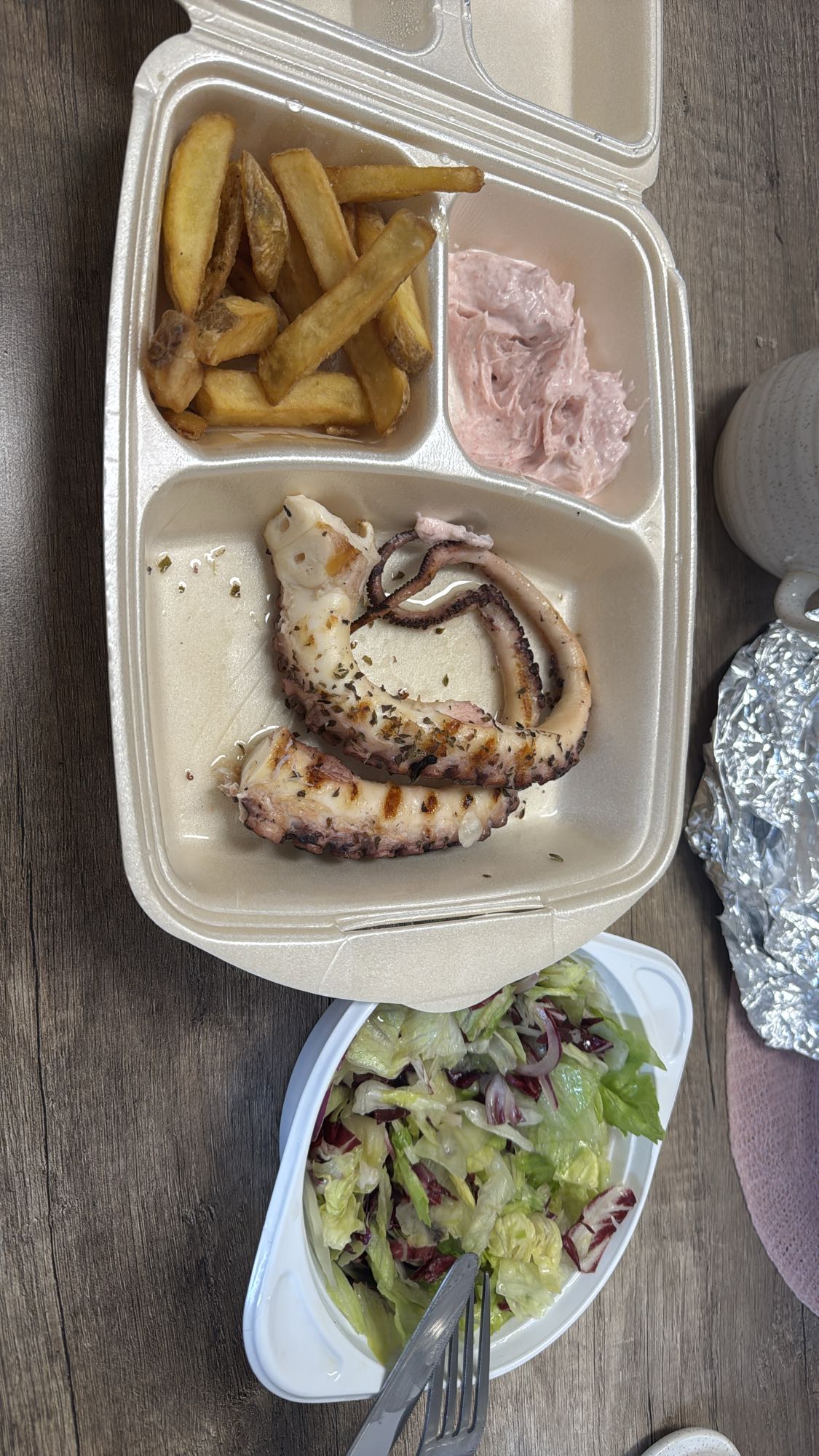 Grillierter Oktopus mit Pommes