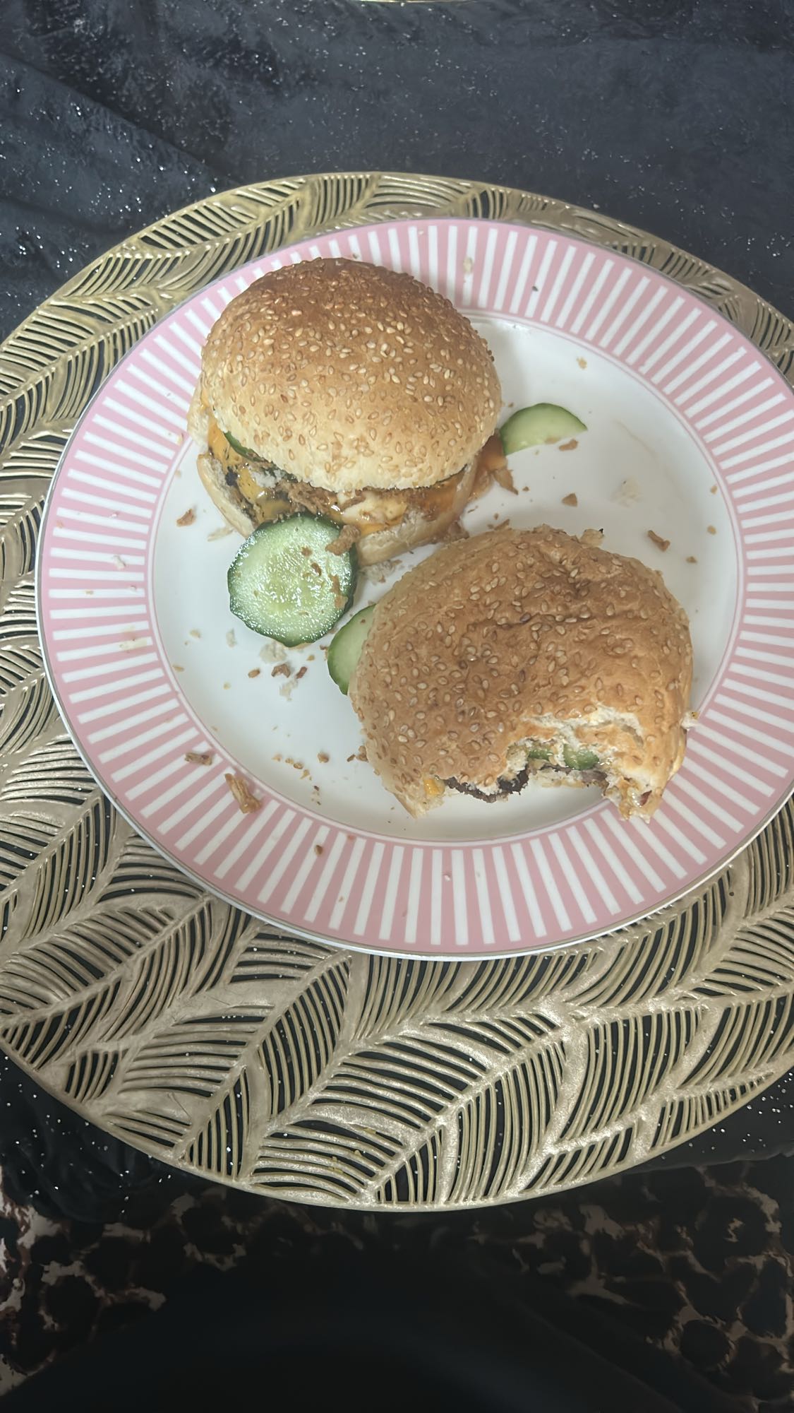 Twee hamburgers met komkommer