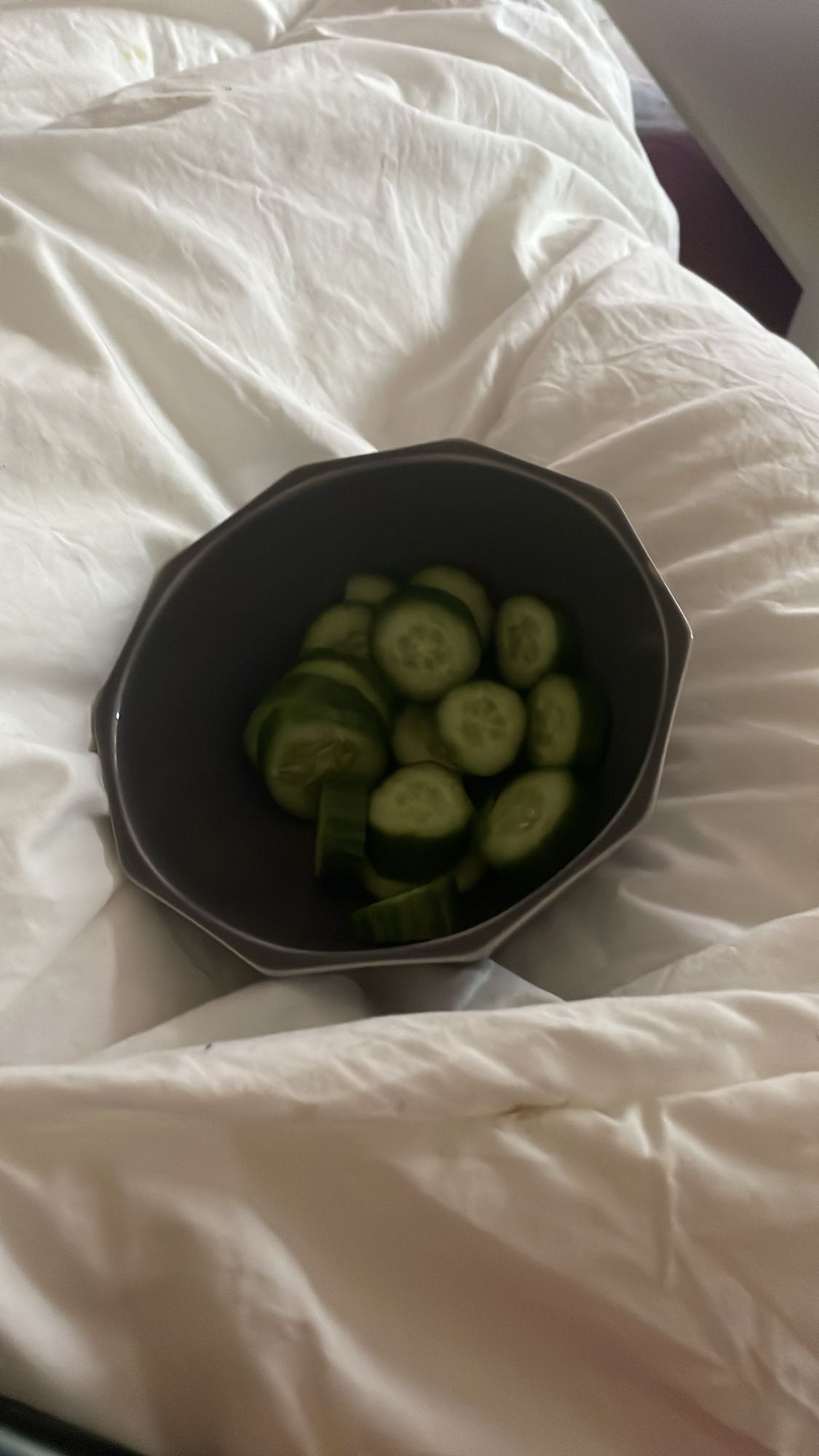 Skivad gurka i skål