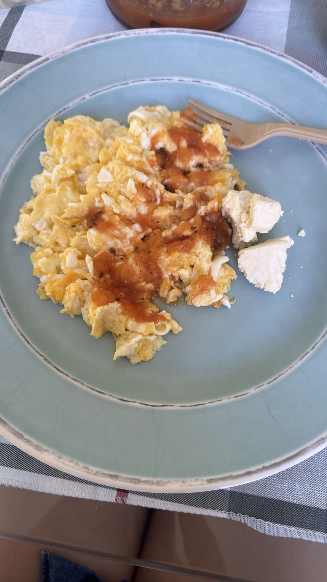 Huevos con salsa y queso