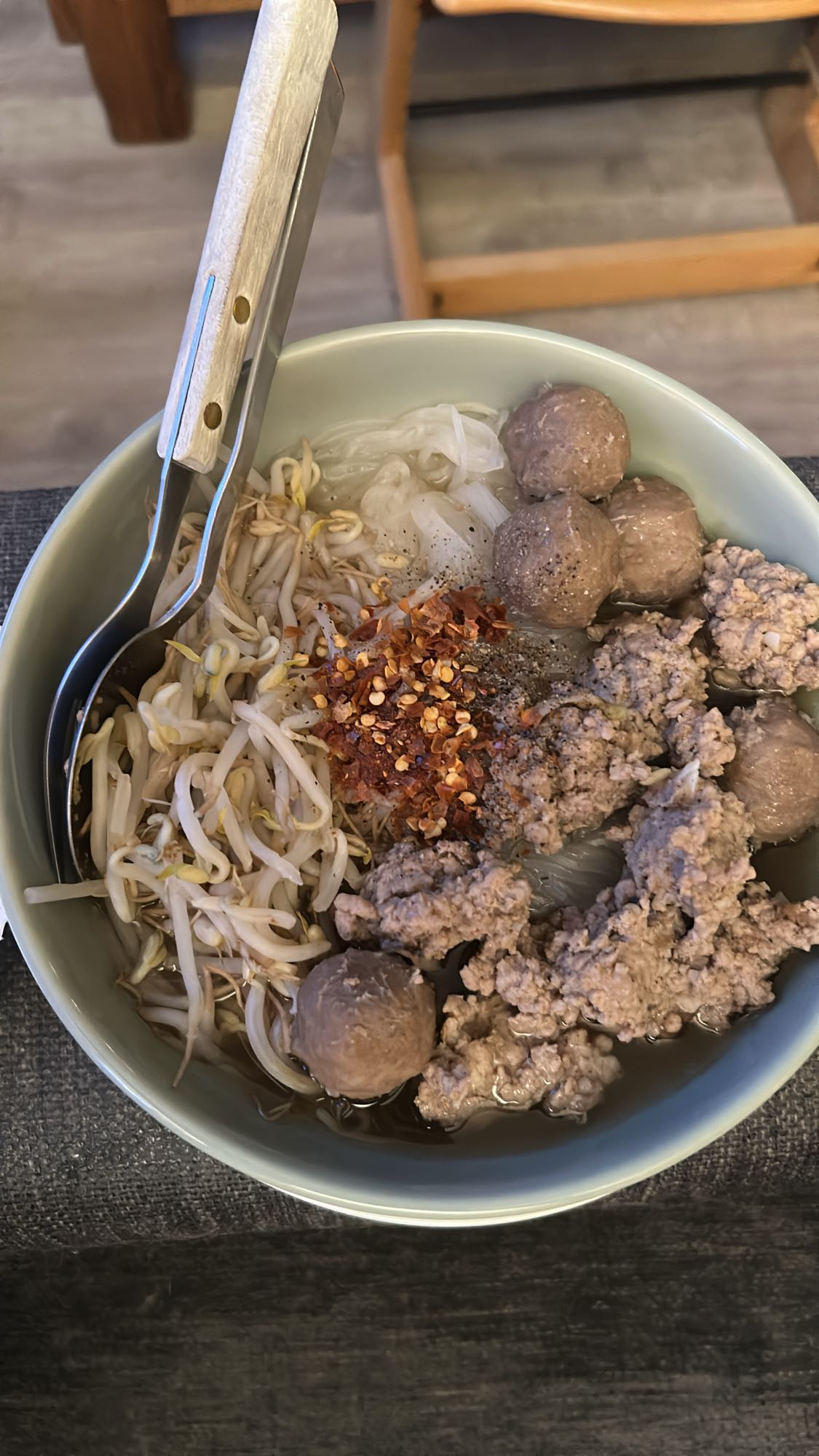 Biffnudelsuppe med bønnespirer