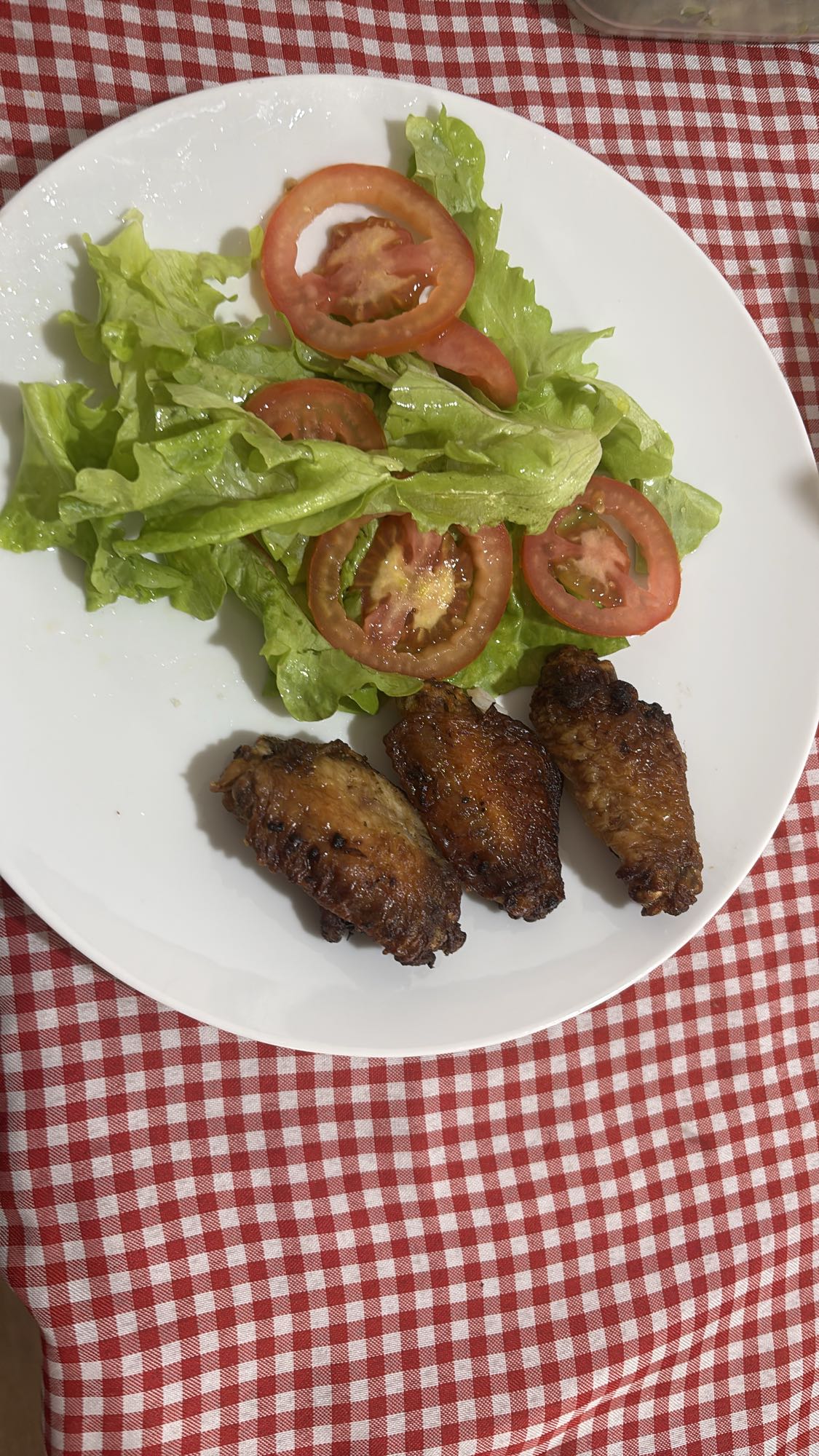 Asa de frango com salada