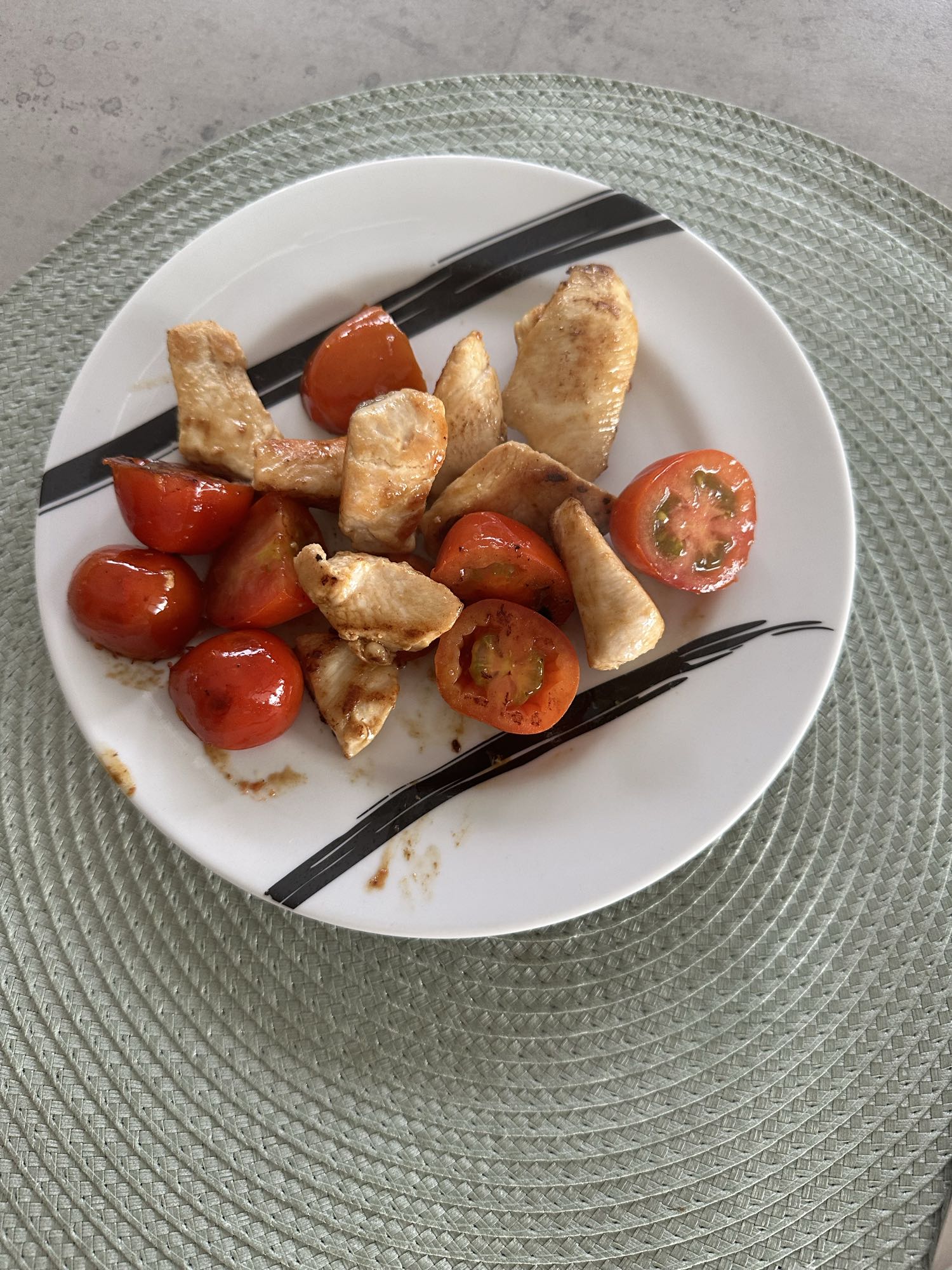 Pollo con tomates cherry