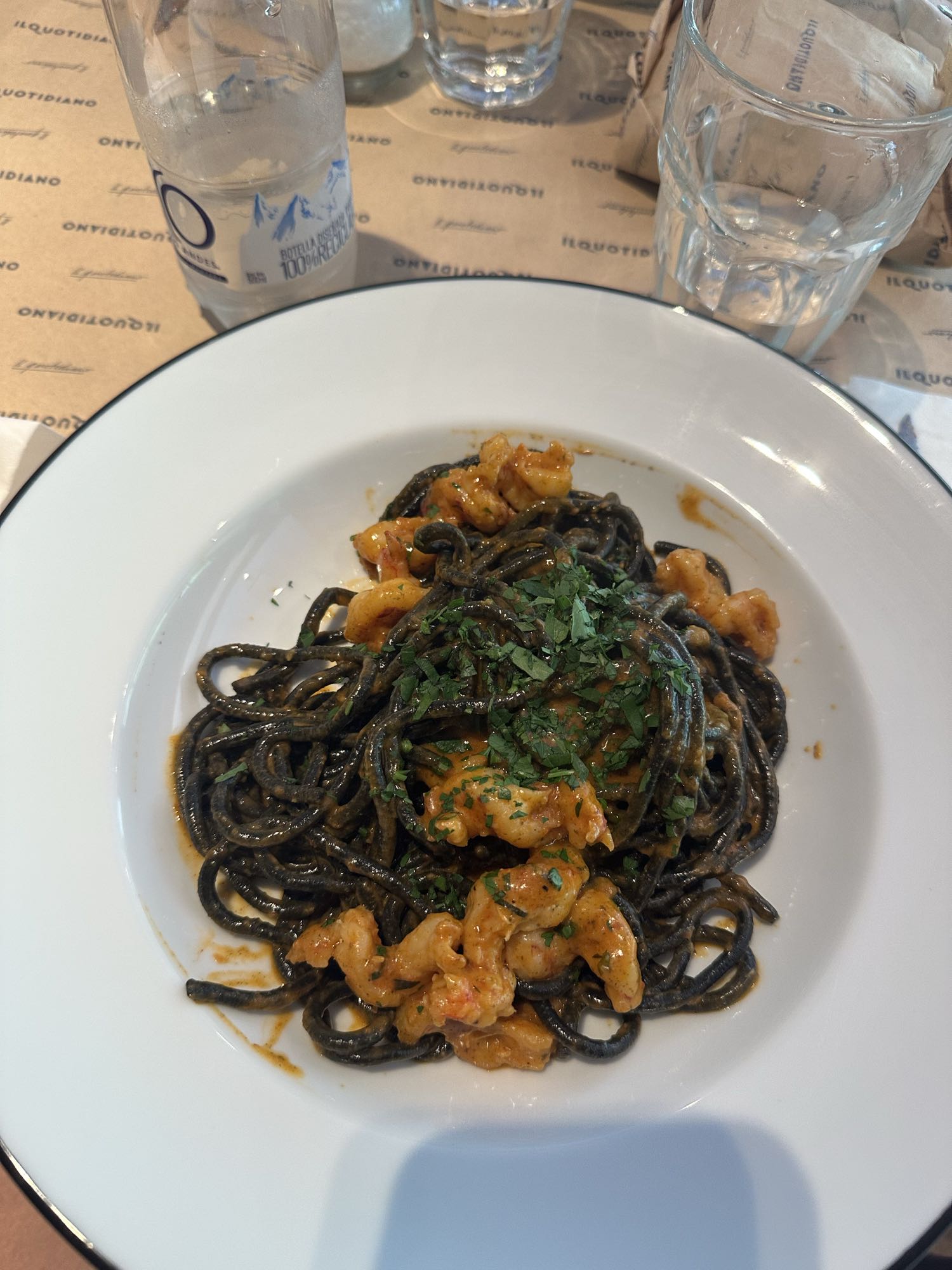 Pasta negra con camarones