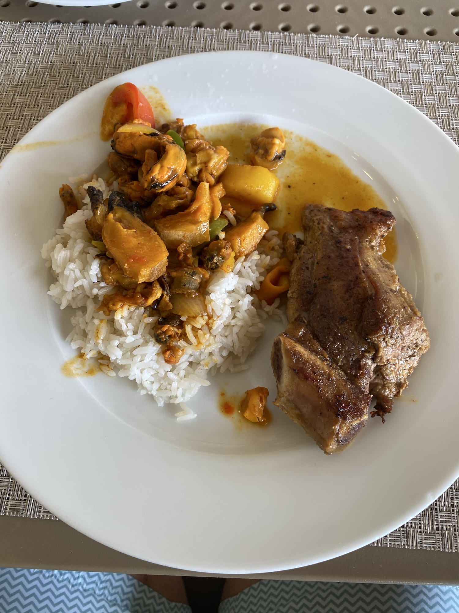 Arroz con mariscos y costilla