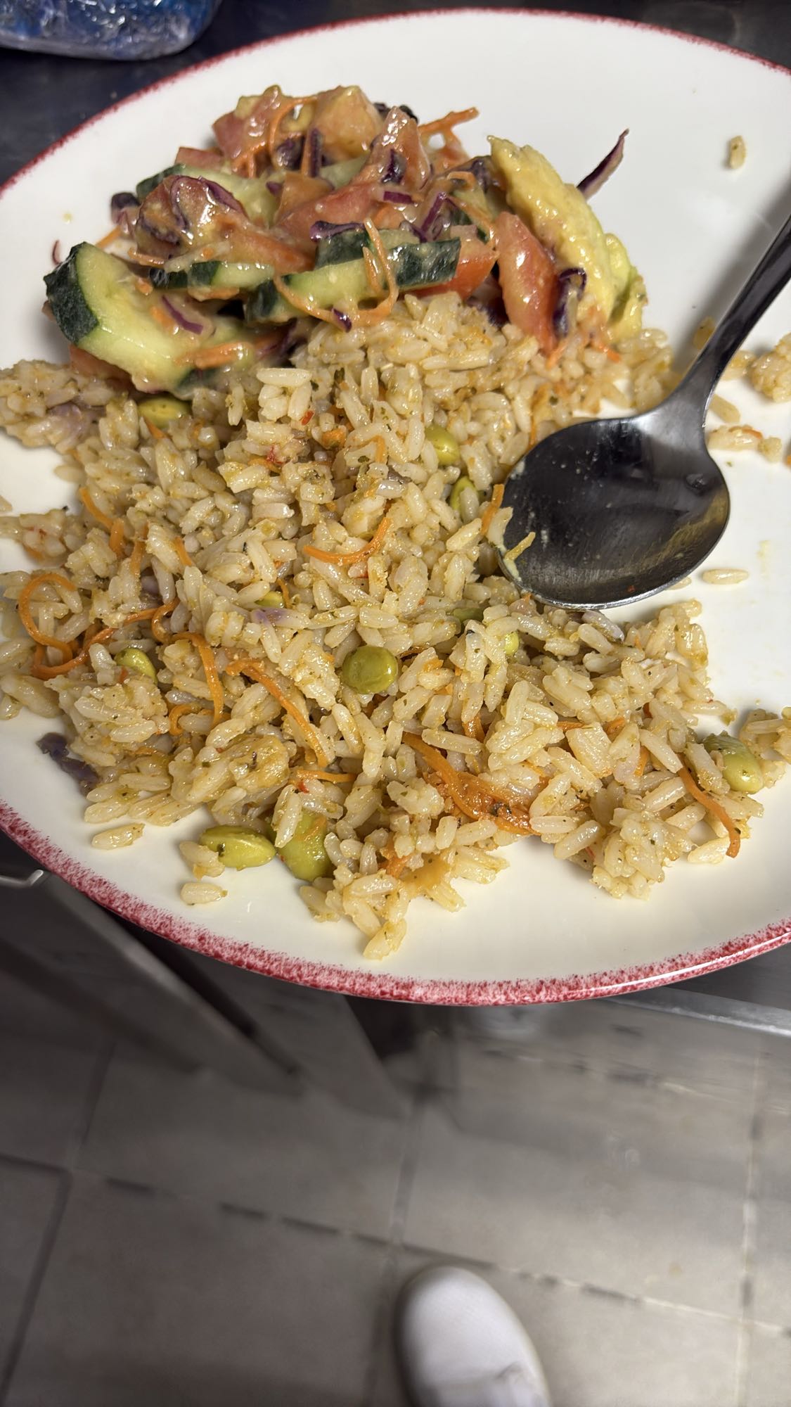 arroz con ensalada fresca
