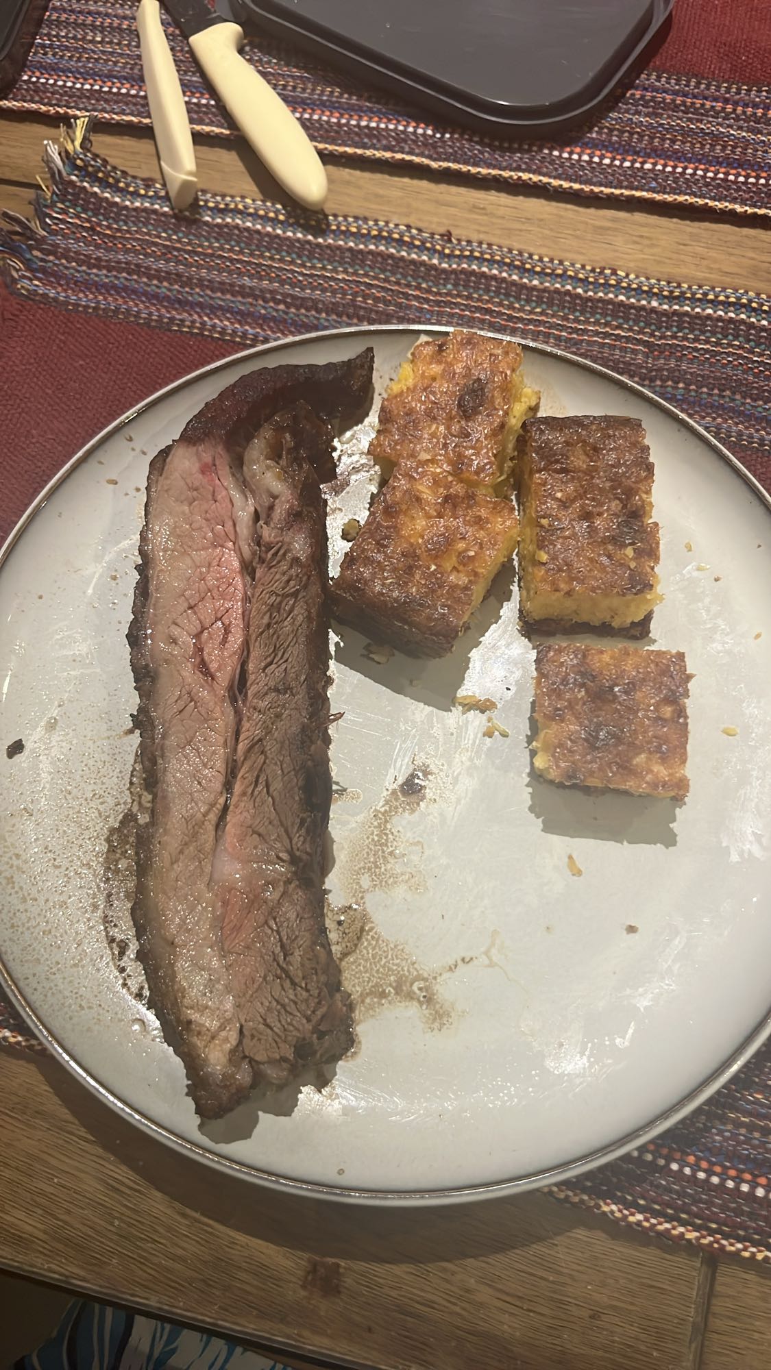 Carne asada y pan de maíz