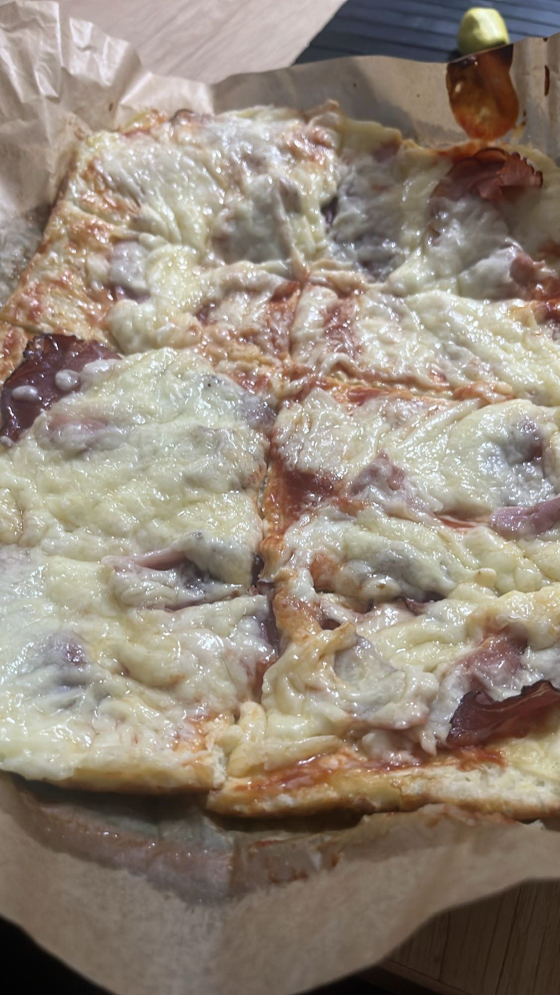 Pizza cu șuncă și brânză