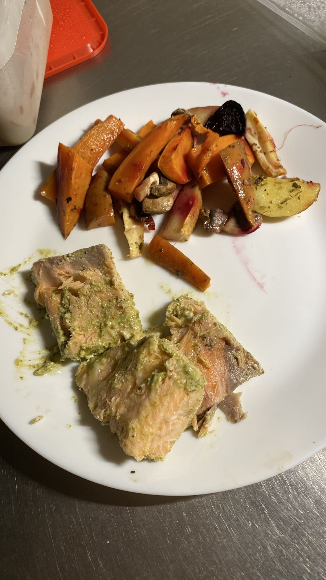 Lax med rotfrukter, keso och gurka