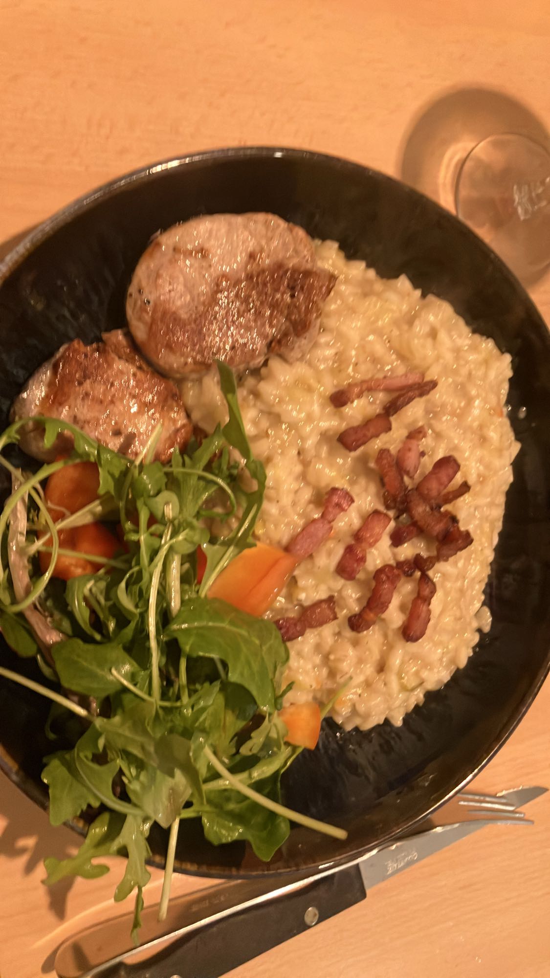 Risoto com carne e salada