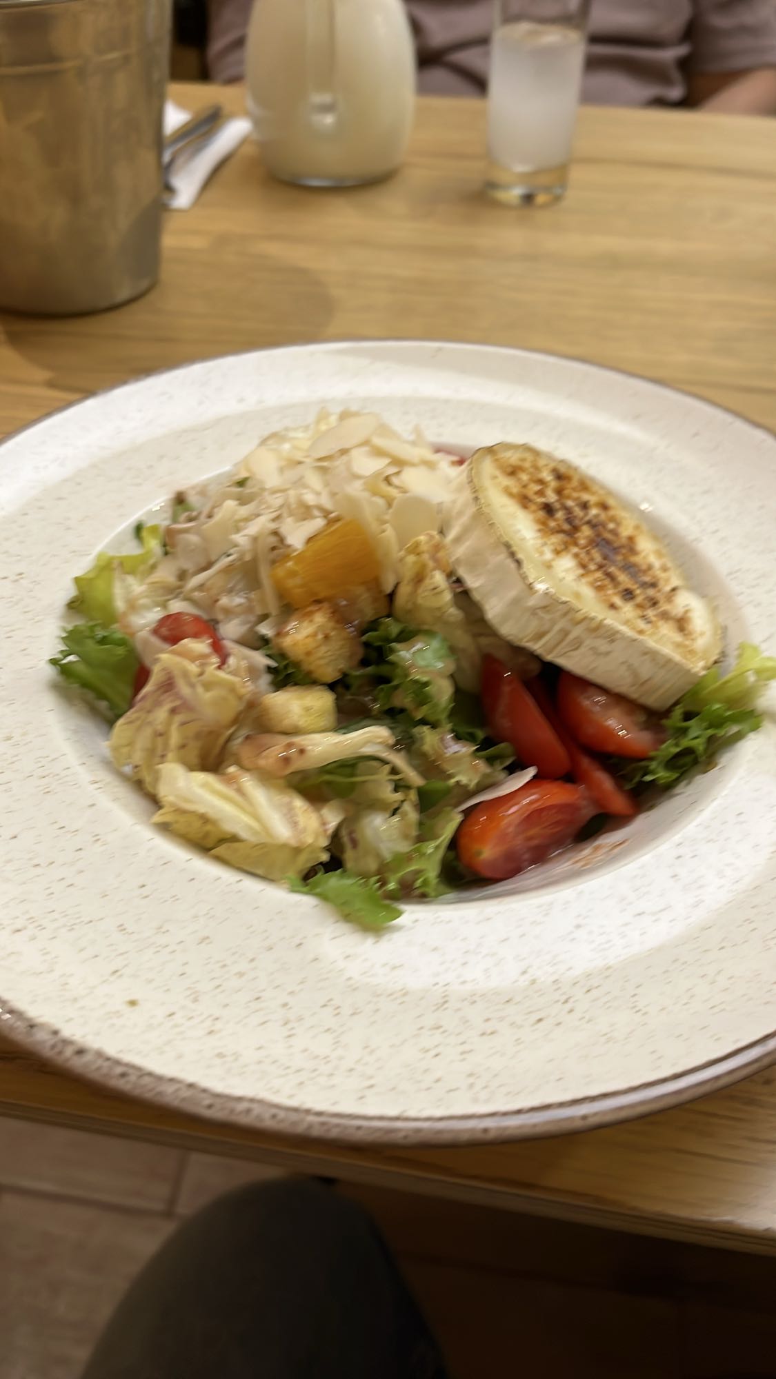 Салата с козе сирене