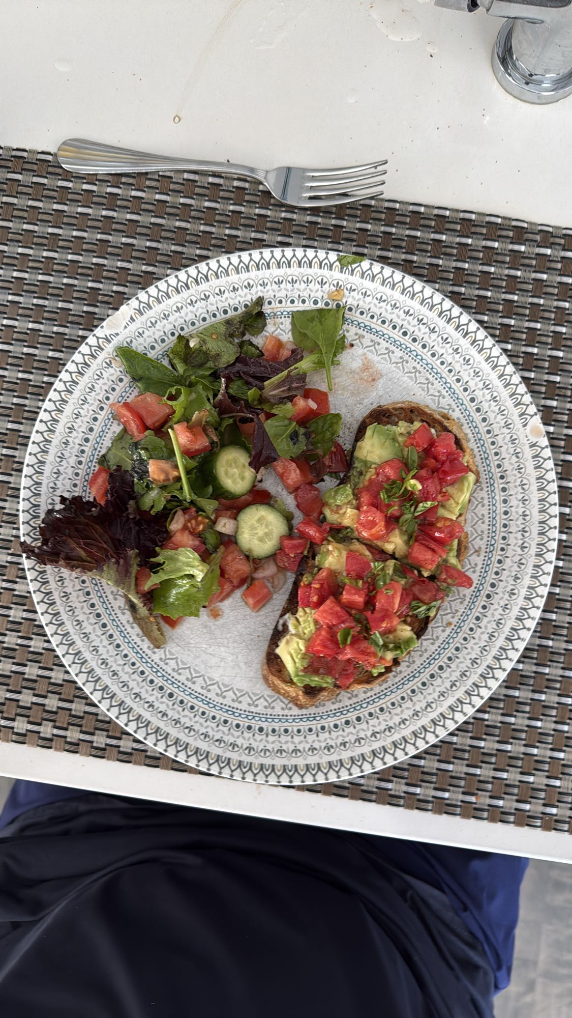 Tartine avocat et salade