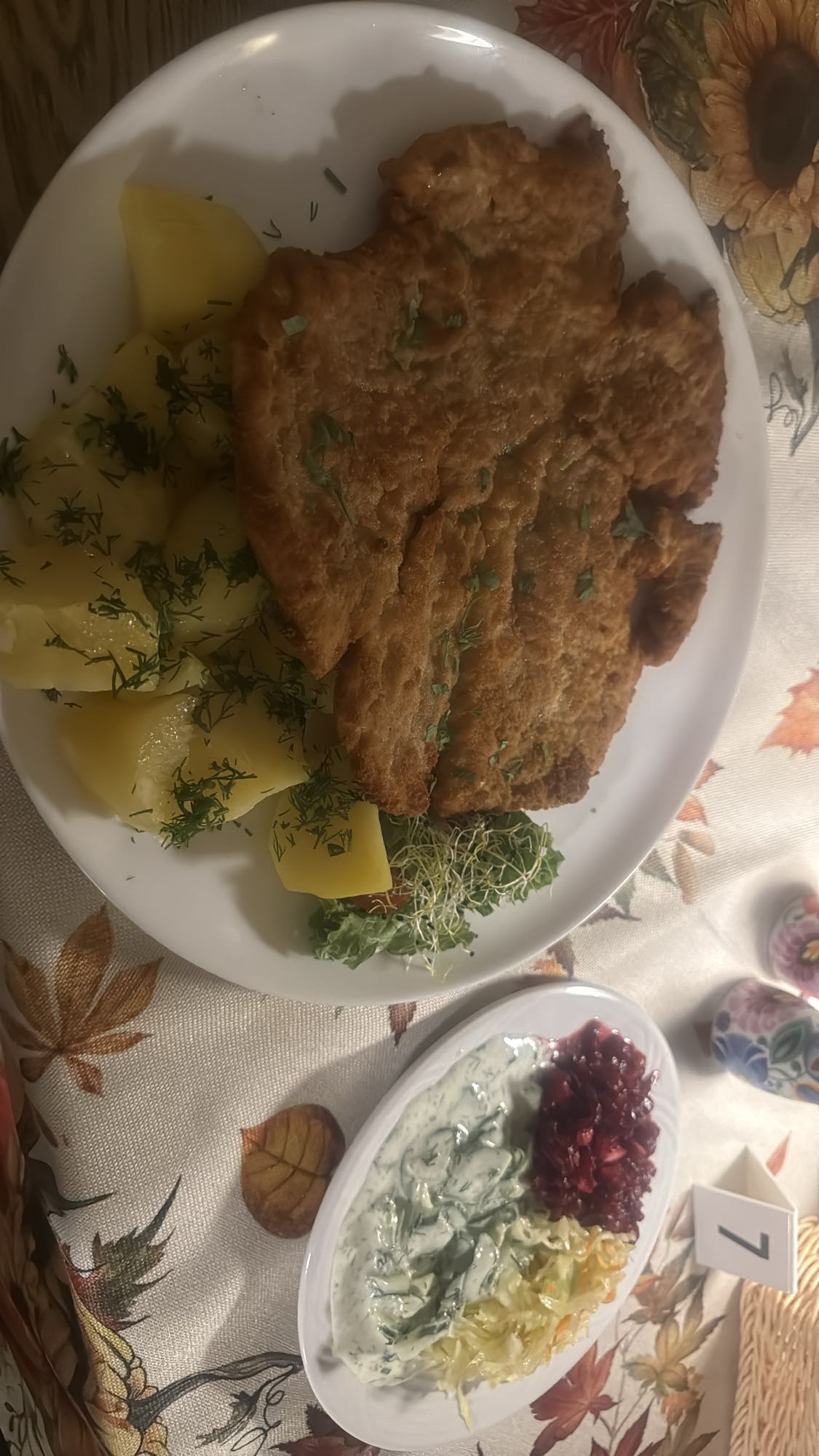 Kotlet schabowy z ziemniakami i surówkami