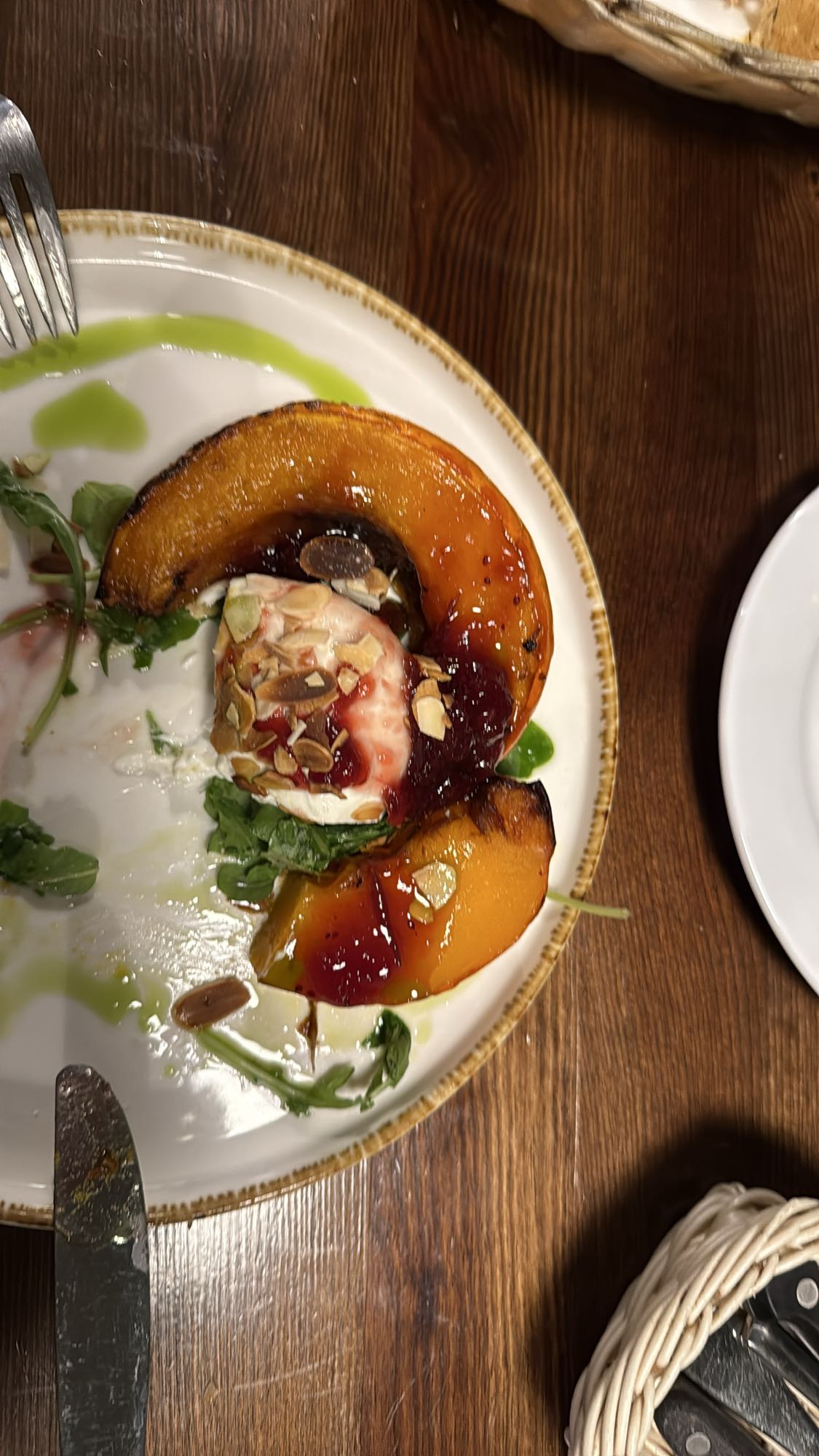 Pieczona dynia z serem i migdałami