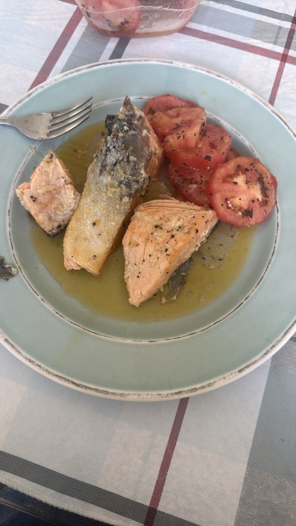 Salmón con tomate