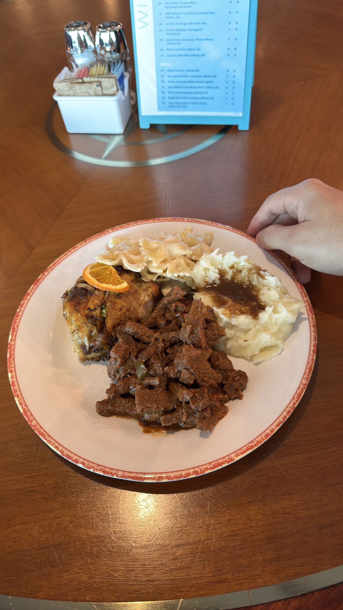 Plato mixto de carne y pasta