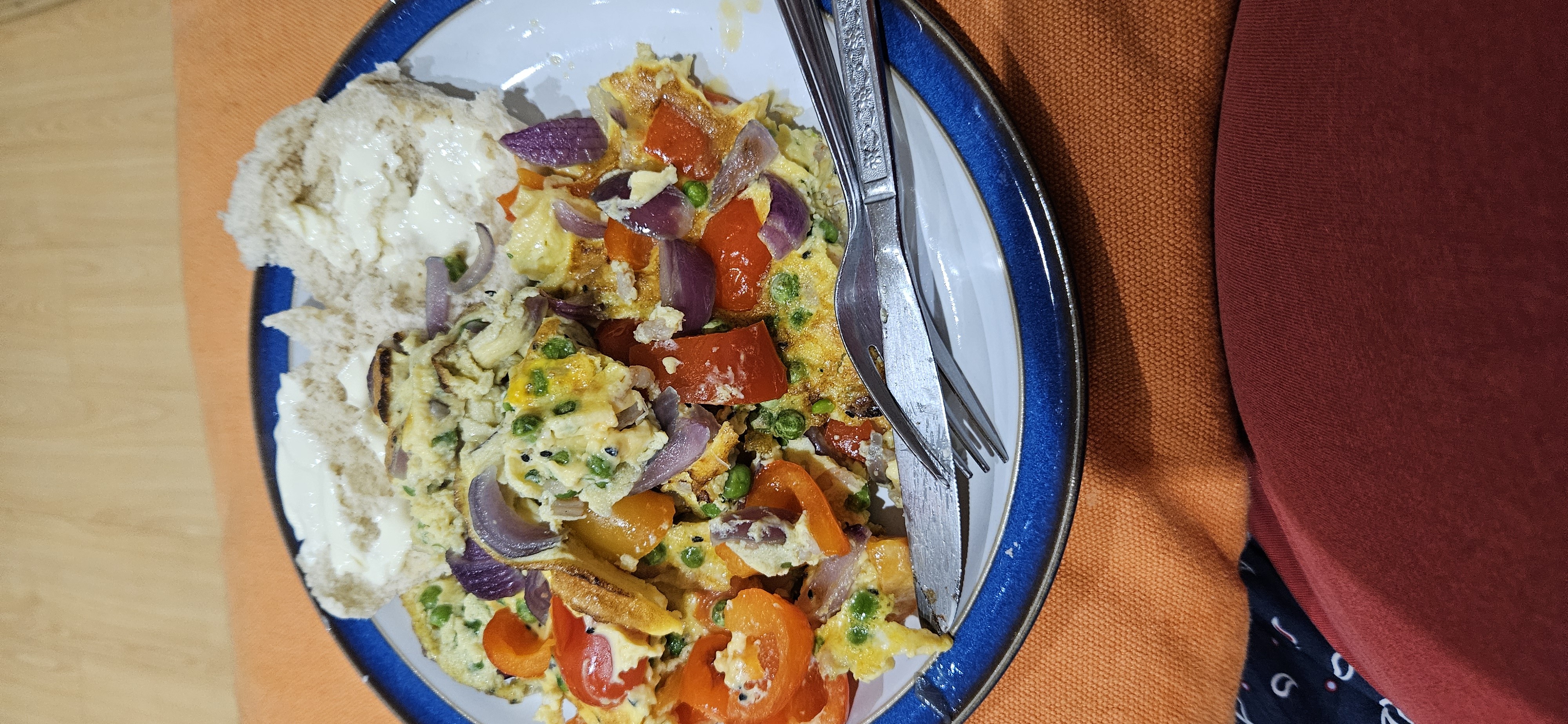 Veggie omelette with bread
