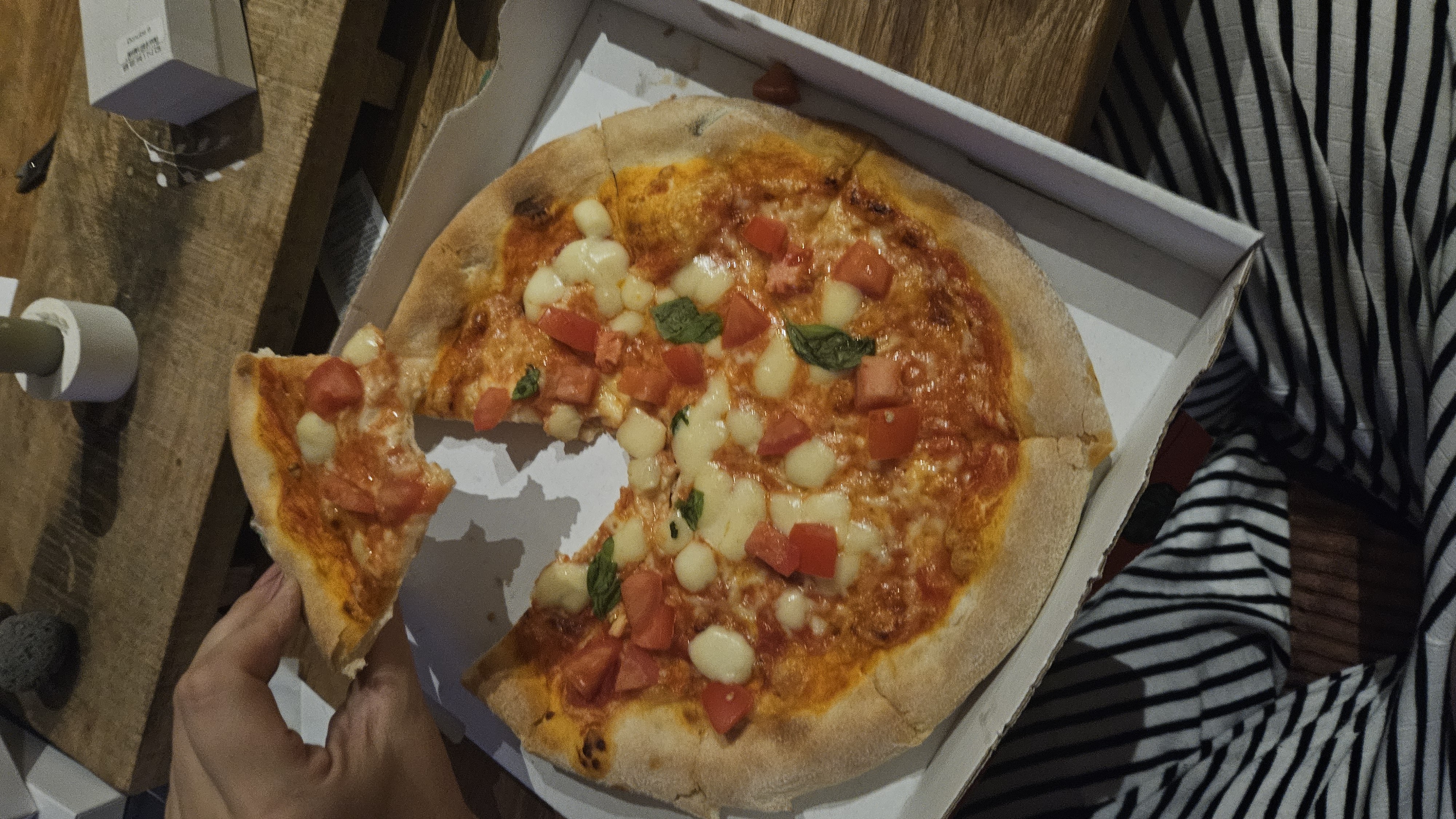 Kleine Pizza mit Tomate mozzarella