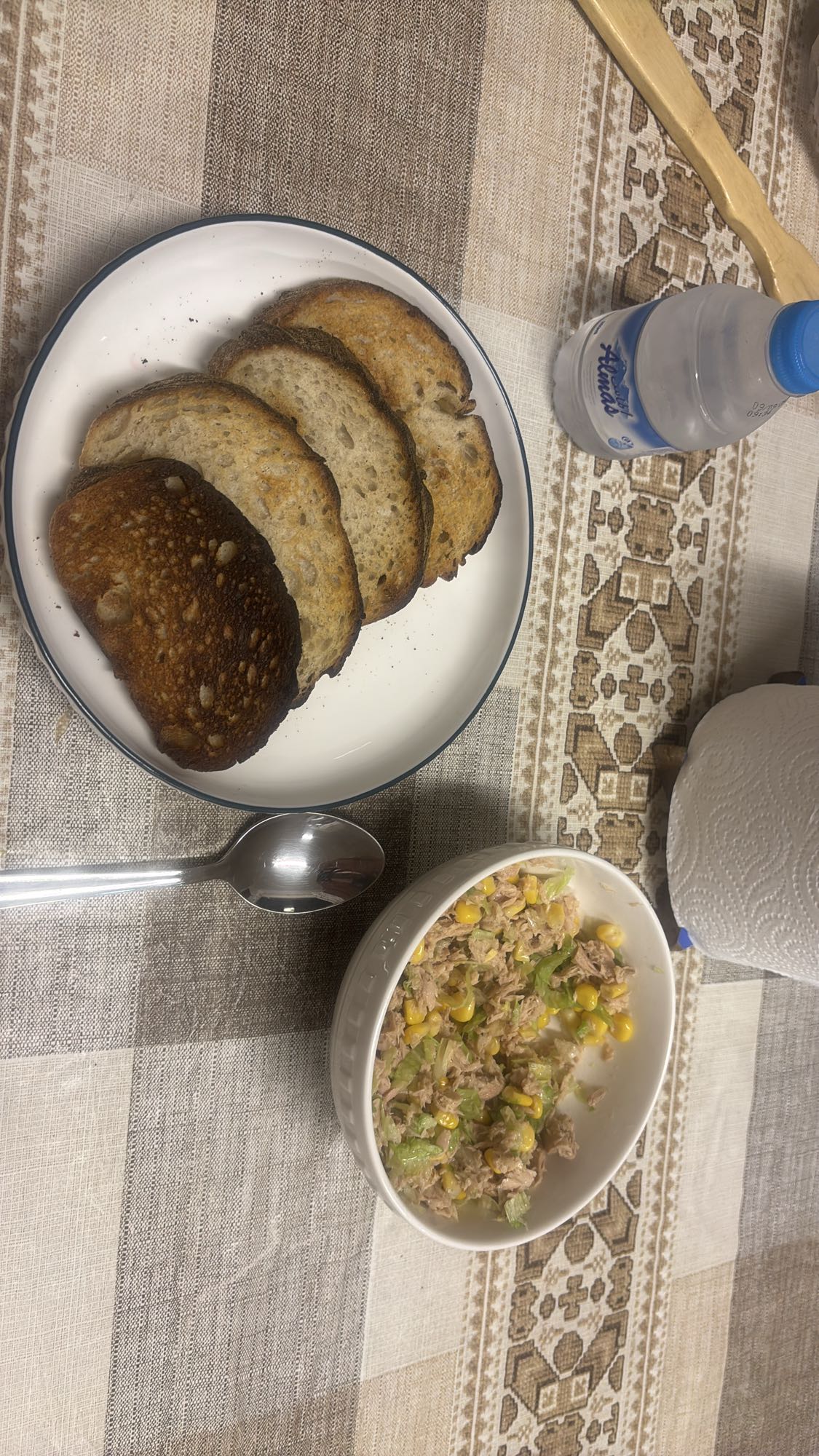Tuna salad with toast